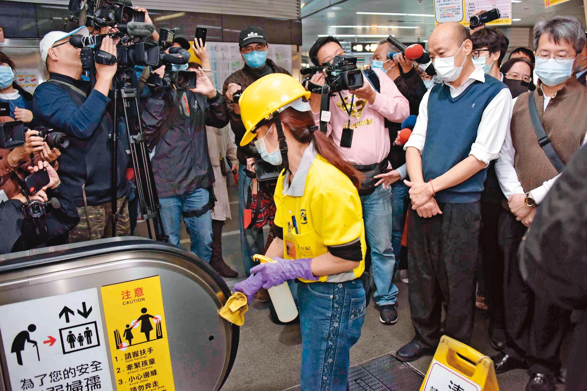 回到高雄市府後，韓國瑜（前右）以市政優先，年節期間赴美麗島站視察防疫，取消原先要發紅包的行程。（高市府提供）