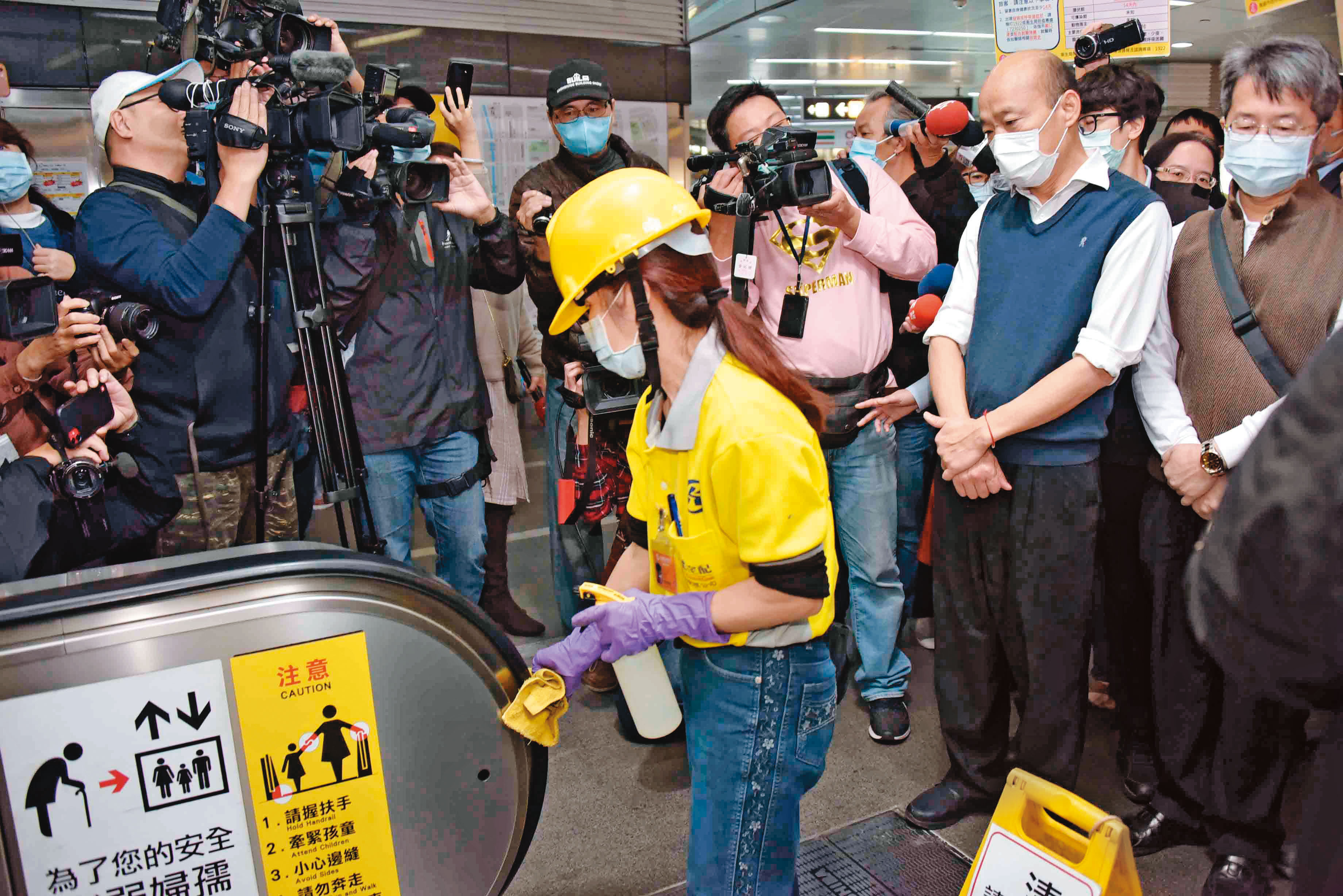 回到高雄市府後，韓國瑜（前右）以市政優先，年節期間赴美麗島站視察防疫，取消原先要發紅包的行程。（高市府提供）