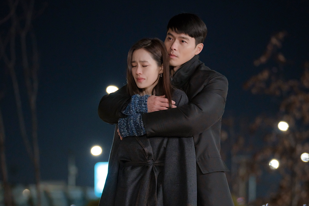 孫藝真（左）與玄彬（右）在《愛的迫降》最新一集背後抱放閃，讓戲迷非常激動。（Netflix提供）