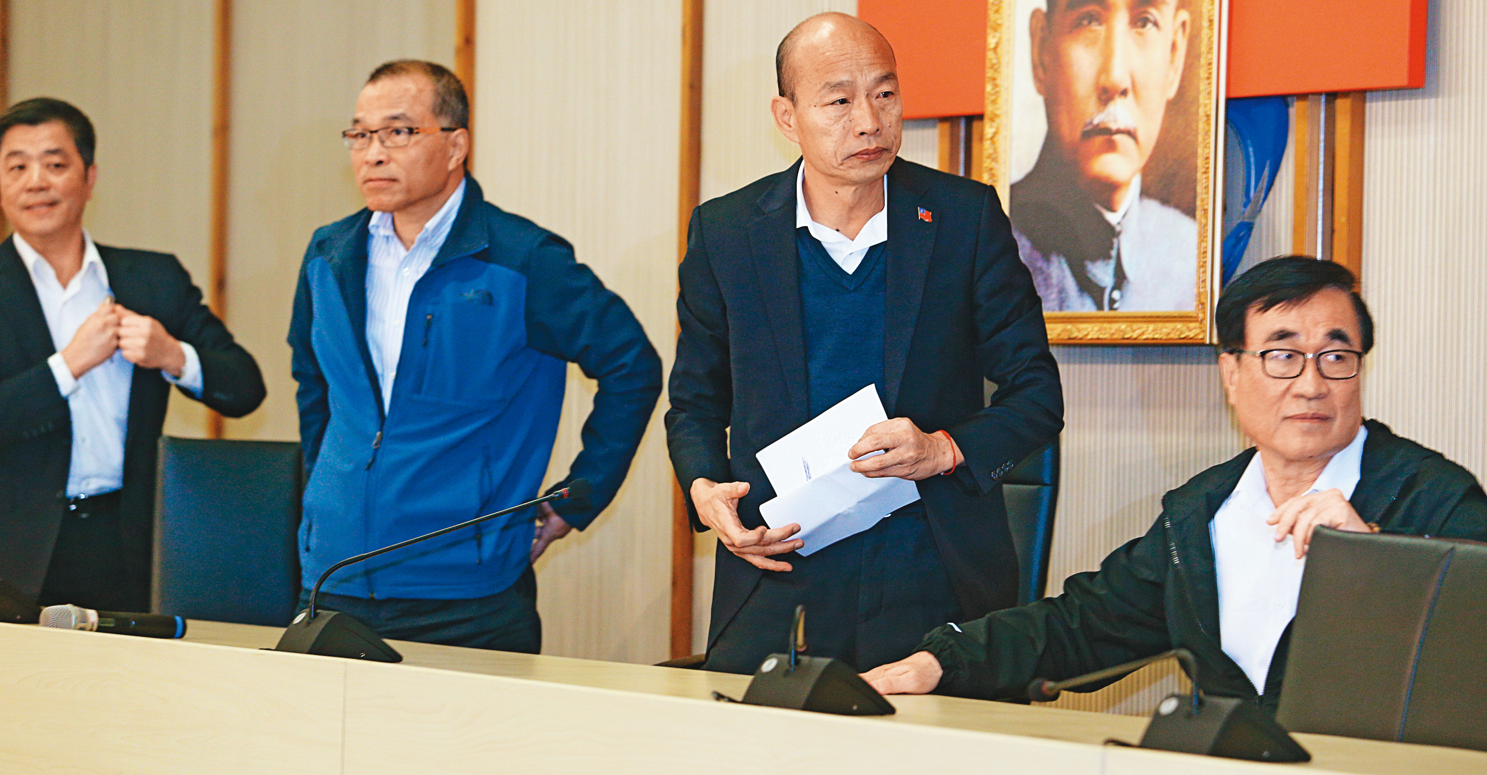大選失利後，韓國瑜（右2）重回市長角色，首場市政會議就下令拚有感施政，企圖為罷韓止血。（聯合知識庫）