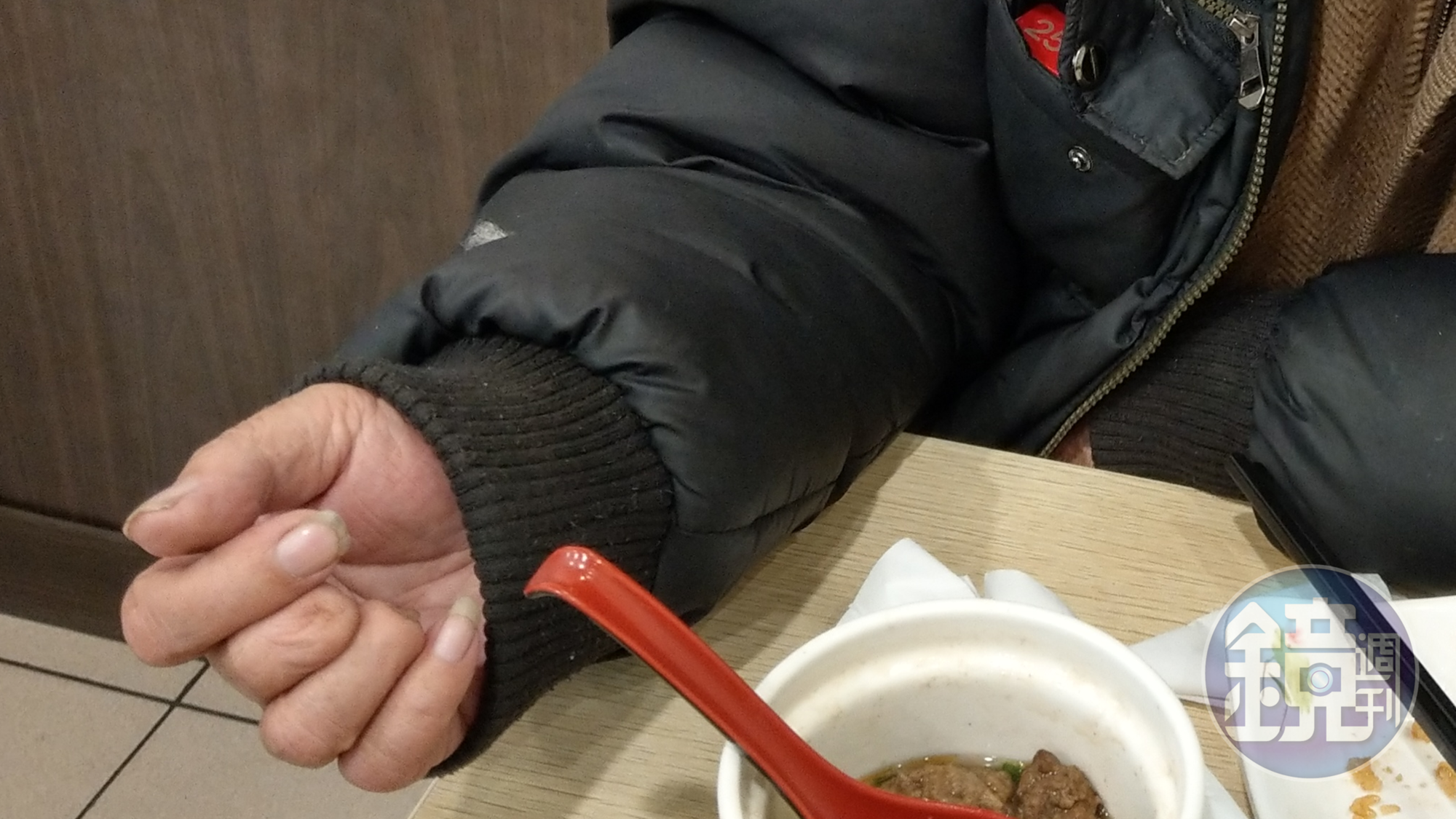陳姓街友自稱從前是工廠老闆，曾工作到斷手指。