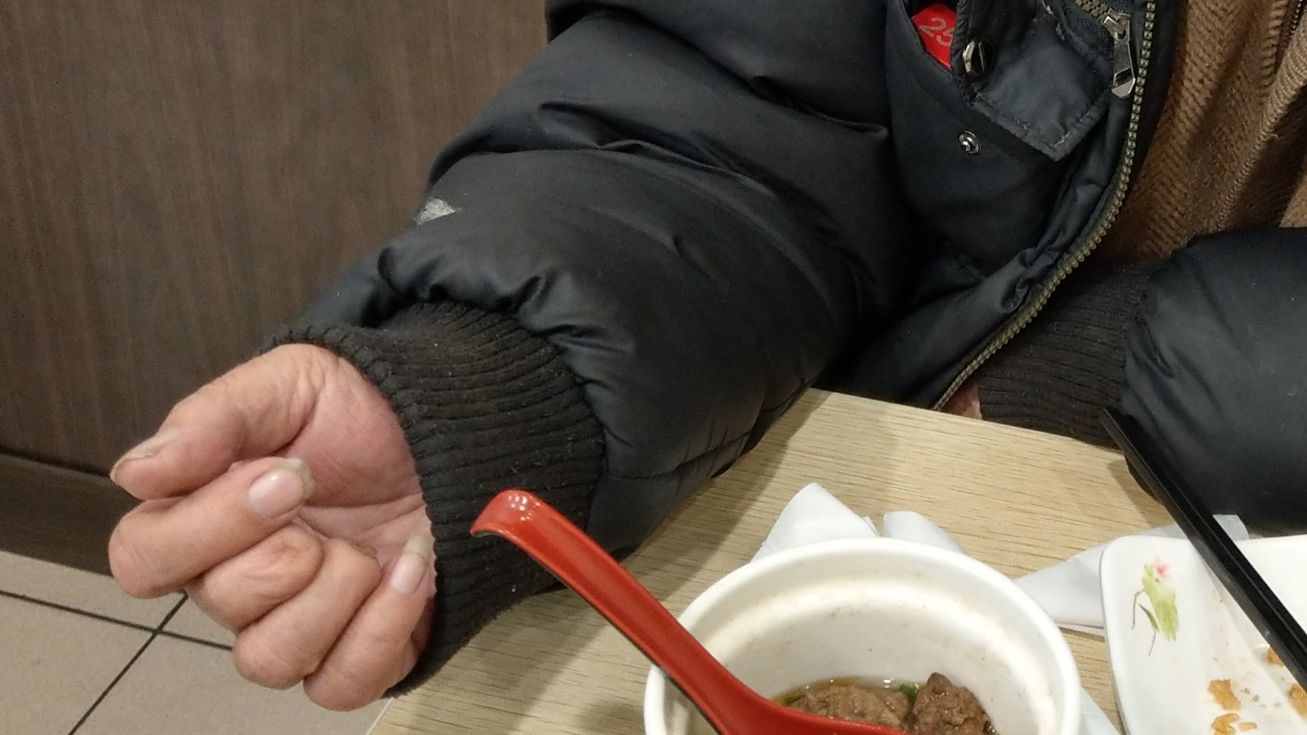 陳姓街友自稱從前是工廠老闆，曾工作到斷手指。