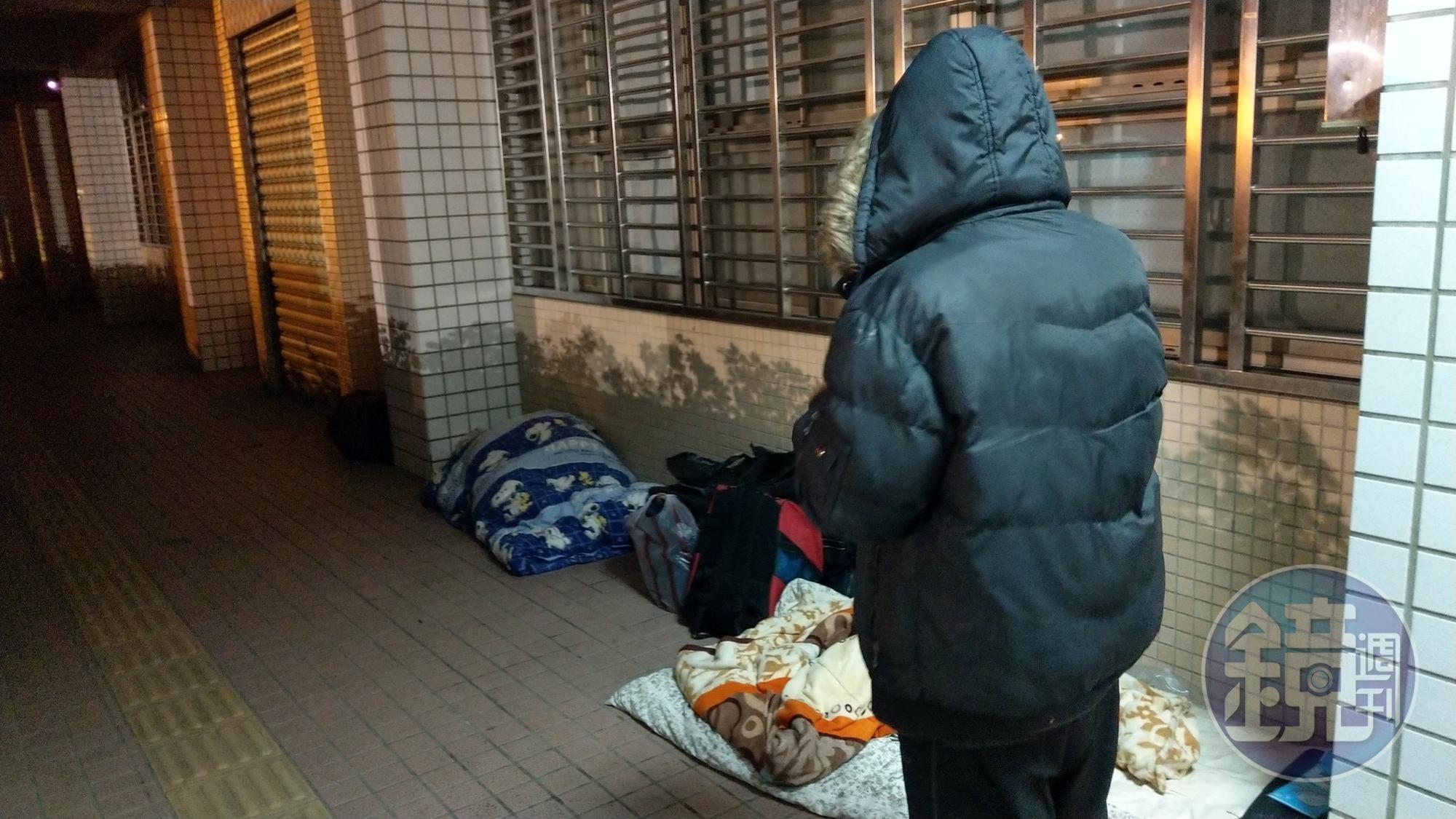 陳姓街友說因生意失敗而住在溪北公園，不知武漢肺炎是什麼。