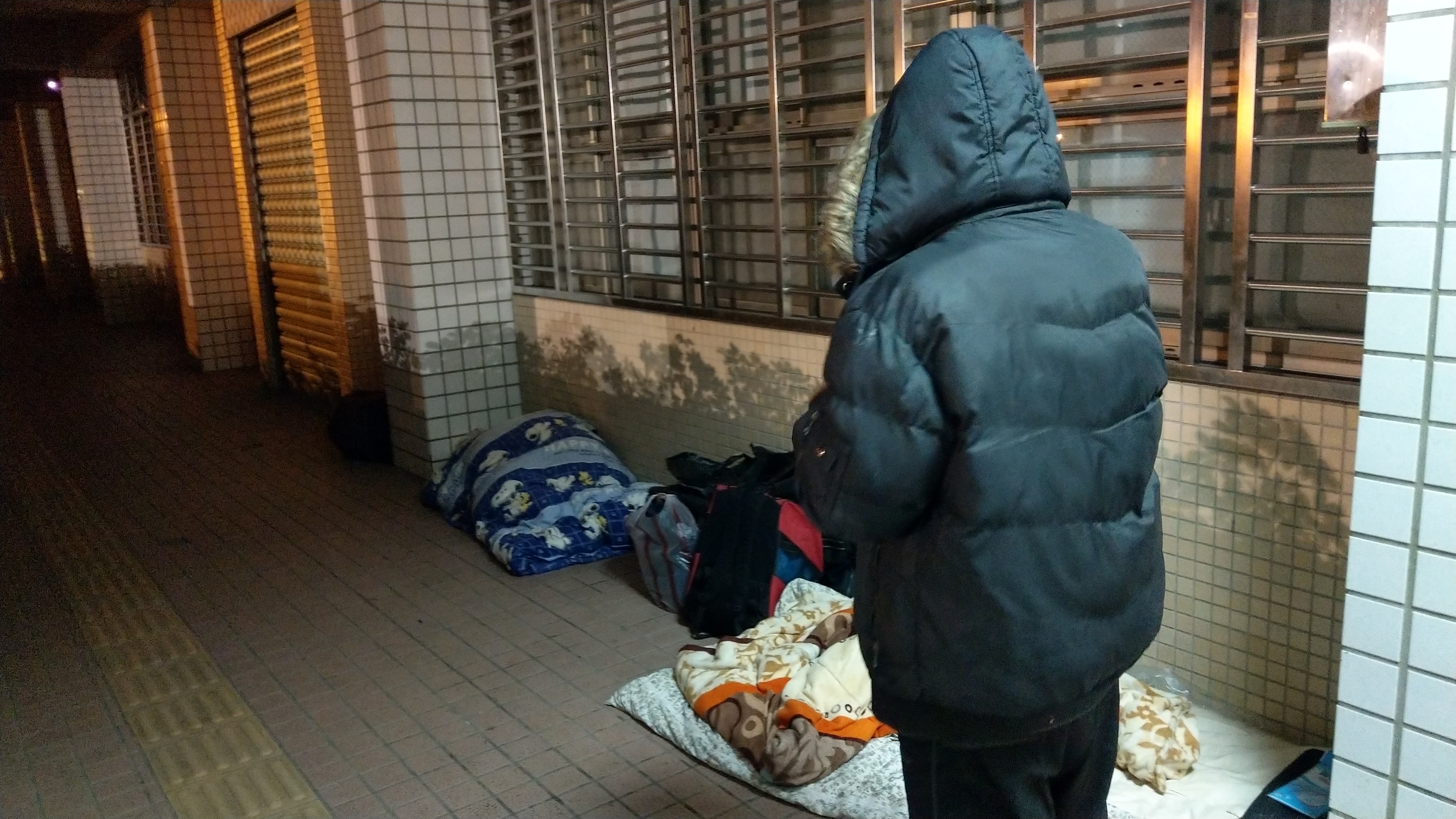 陳姓街友說因生意失敗而住在溪北公園，不知武漢肺炎是什麼。