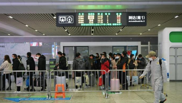浙江杭州市新型冠狀病毒確診人數持續攀升，高鐵站實施消毒作業。（翻攝自中新網）