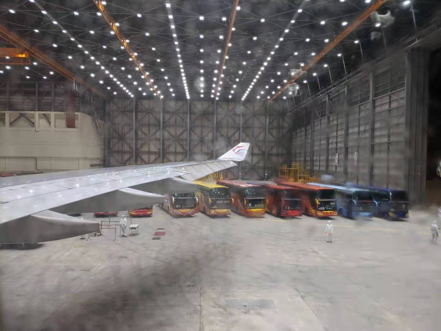 中國東方航空專機編號MU9004昨深夜11點40分抵達桃園機場，滯留武漢台商下機難掩激動情緒。（台北家長會長協會提供）