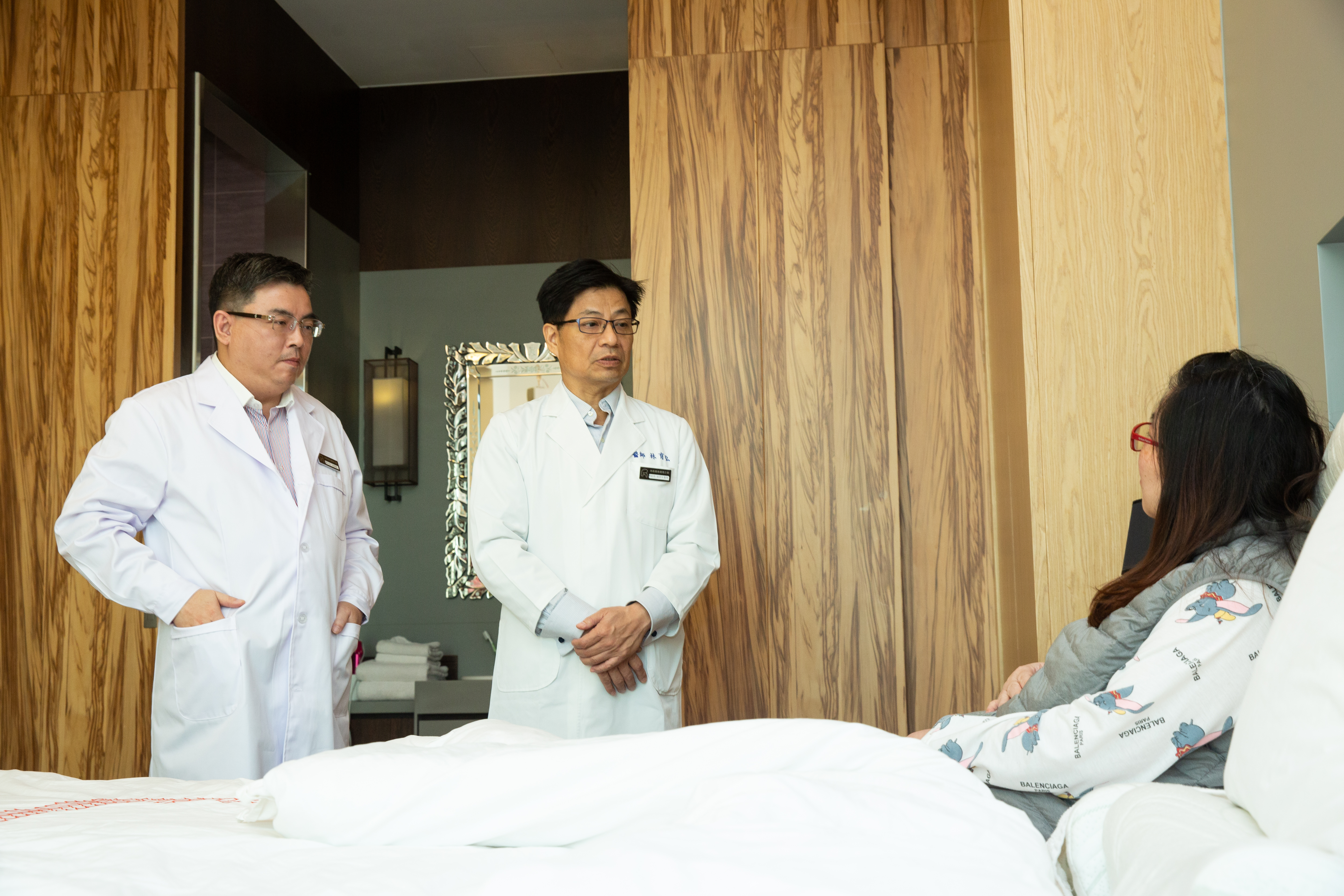 有醫生背景的連勇舜（左），不只打造頂級環境，也在意照護及醫療團隊。除了產前有媽媽祕書及產檢陪護，更請到婦產科名醫林育弘（右）每週巡房掌握媽媽產後狀況。