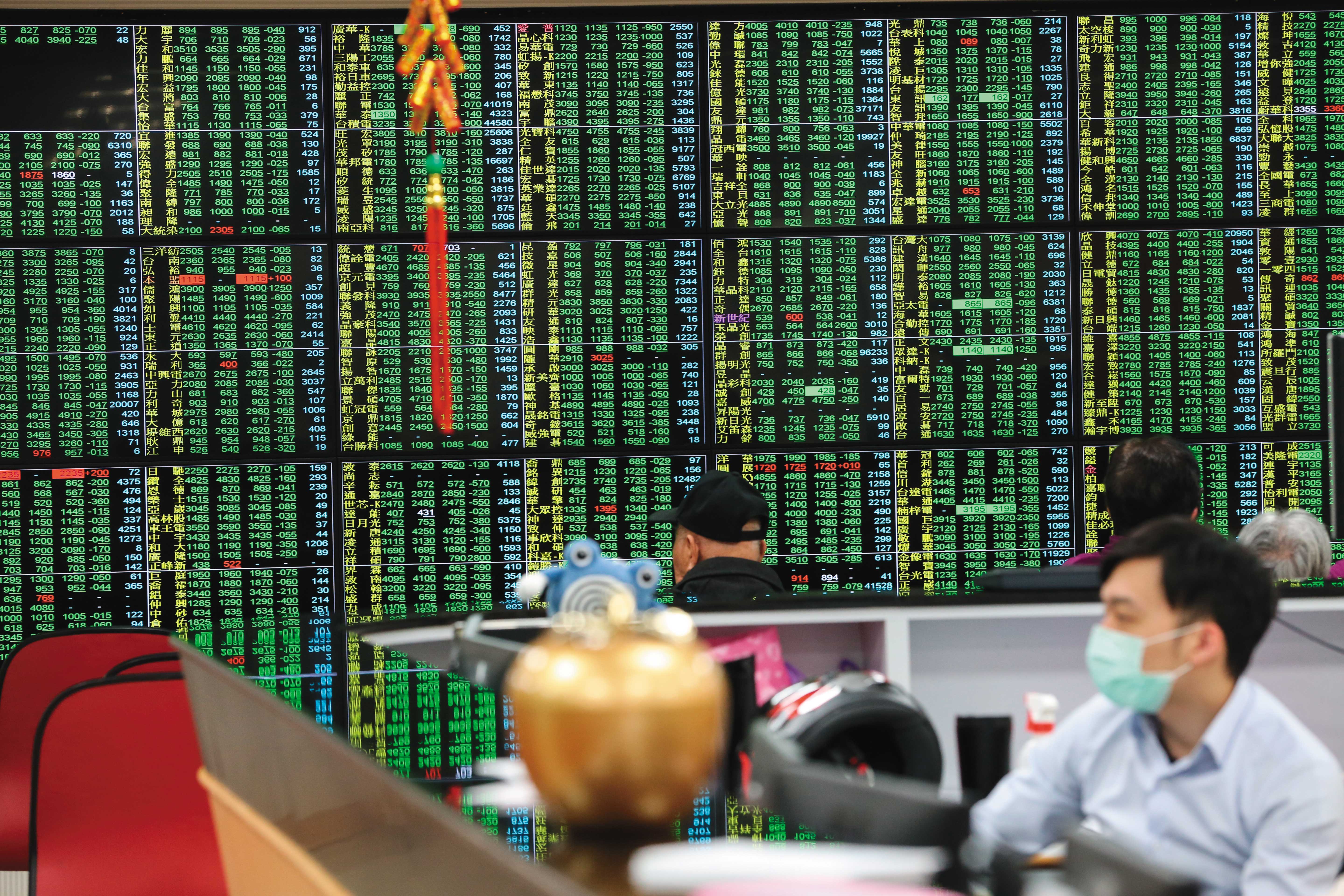 武漢肺炎疫情延燒，造成全球經濟衝擊，台股開紅盤失利，一片慘綠，本週一又繼續下挫。