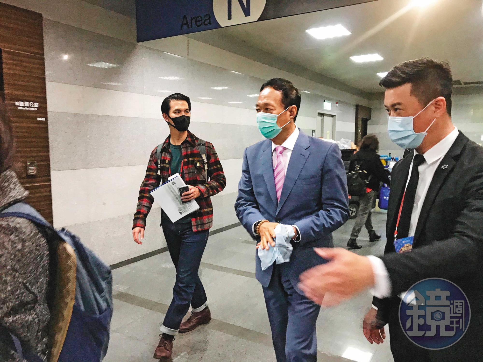 農曆年前鴻海尾牙時,創辦人郭台銘(左2)就警告武漢肺炎的嚴重性,本人也戴著口罩防疫。
