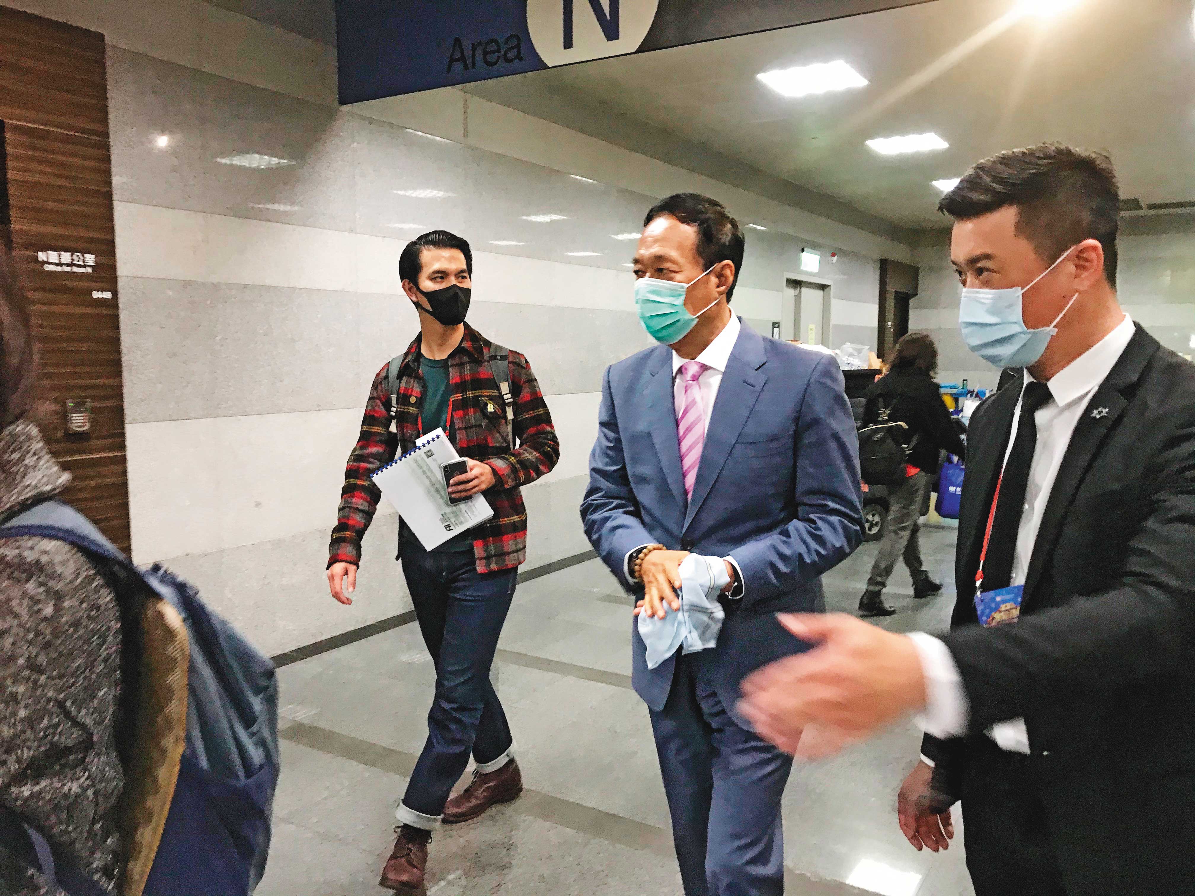 農曆年前鴻海尾牙時,創辦人郭台銘(左2)就警告武漢肺炎的嚴重性,本人也戴著口罩防疫。