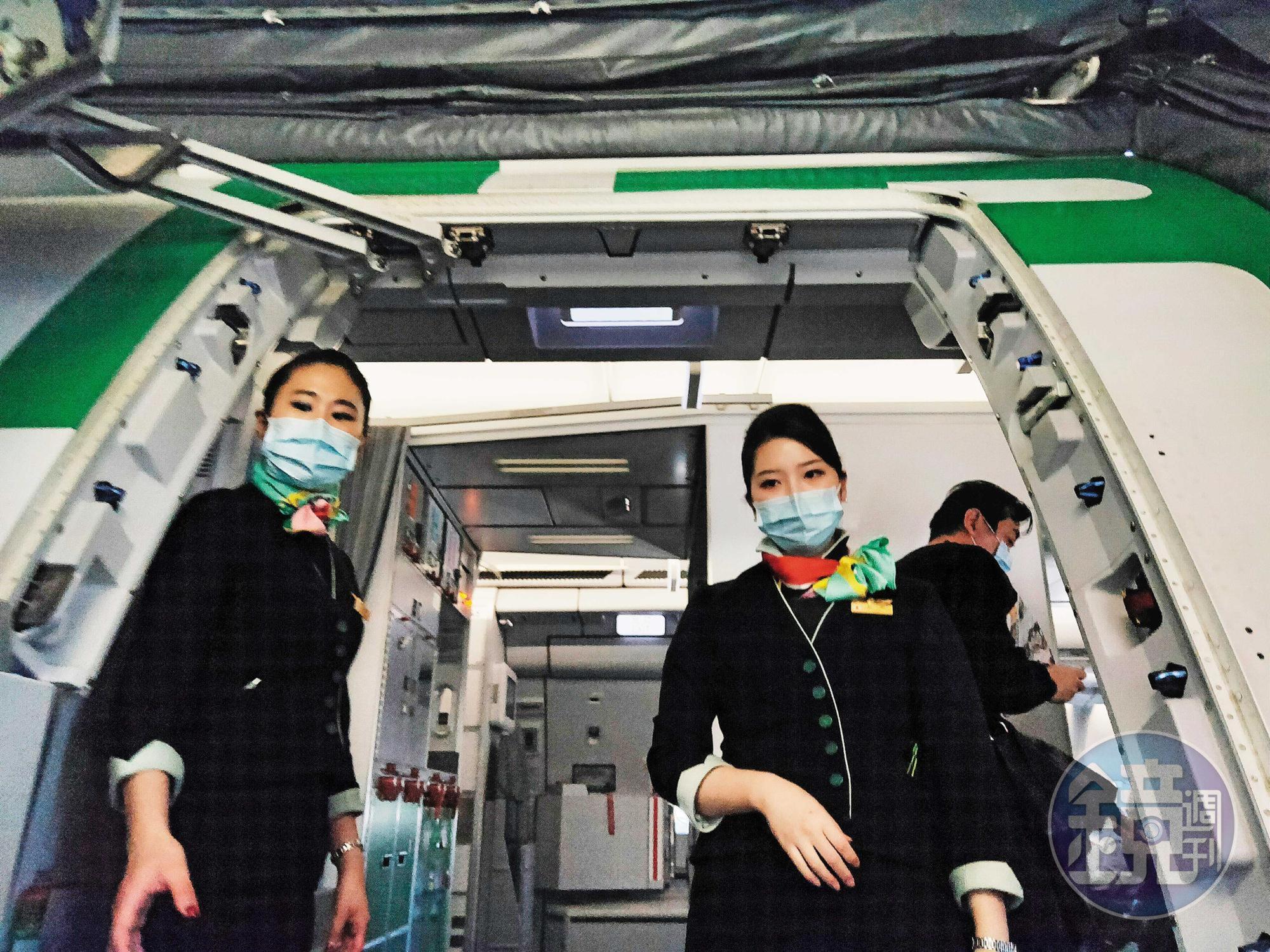 武漢肺炎蔓延,飛航兩岸的航空業首當其衝。
