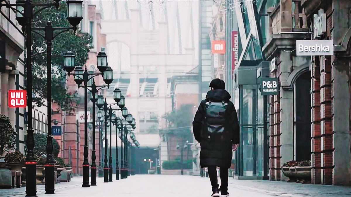武漢疫情居高不下,封城後街上幾乎都看不到人群。(翻攝自東森財經新聞)