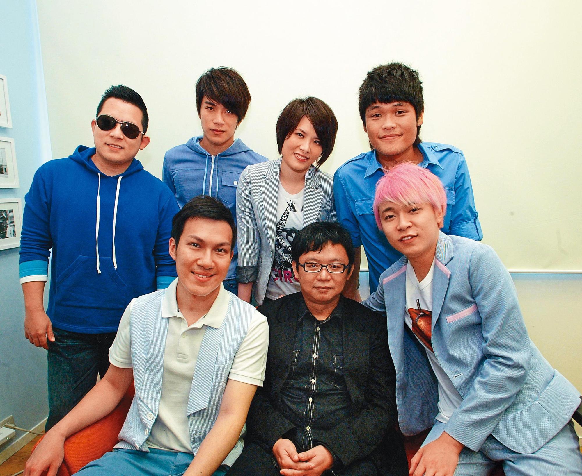 青峰(前排右)2004年以蘇打綠主唱身分出道,10多年來演藝事業與經紀人林暐哲(前排中)緊密相連,雙方關係情同父子。(東方IC)