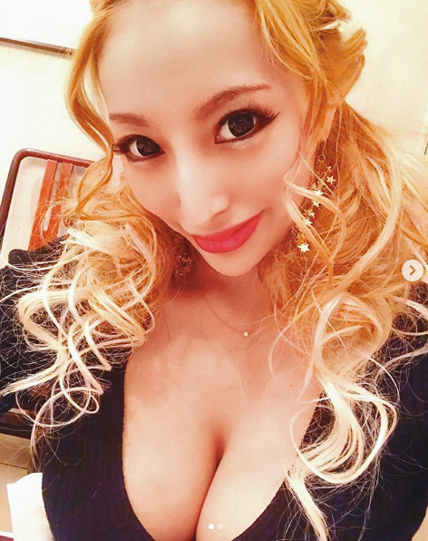 加藤紗里去年九月和地產大亨結婚,沒想到近日就透過YouTube頻道宣布離婚。(翻攝自加藤紗里IG)