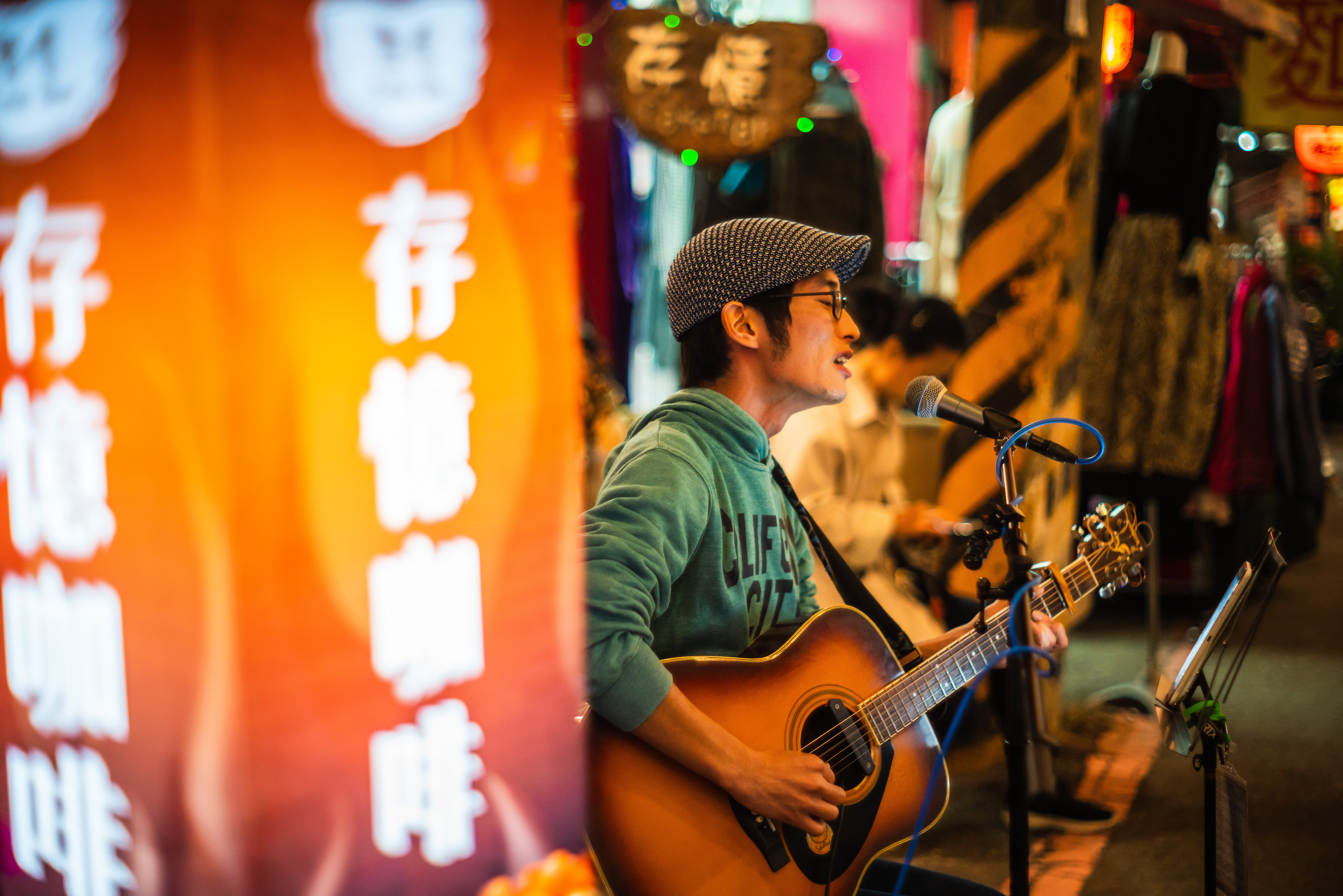 也有街頭藝人演唱帶動年節氣氛,仔細聽還是日文歌曲,是想體驗台灣的過年氣氛嗎?