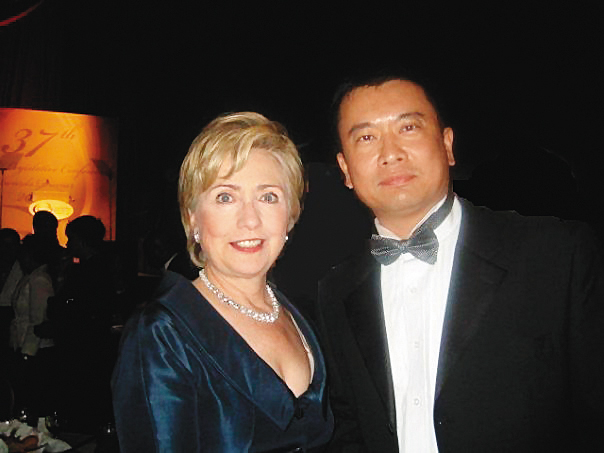 呂志堅（右）與美國政界關係不錯，臉書還有與前國務卿希拉蕊（左）的合照。（翻攝呂志堅臉書）