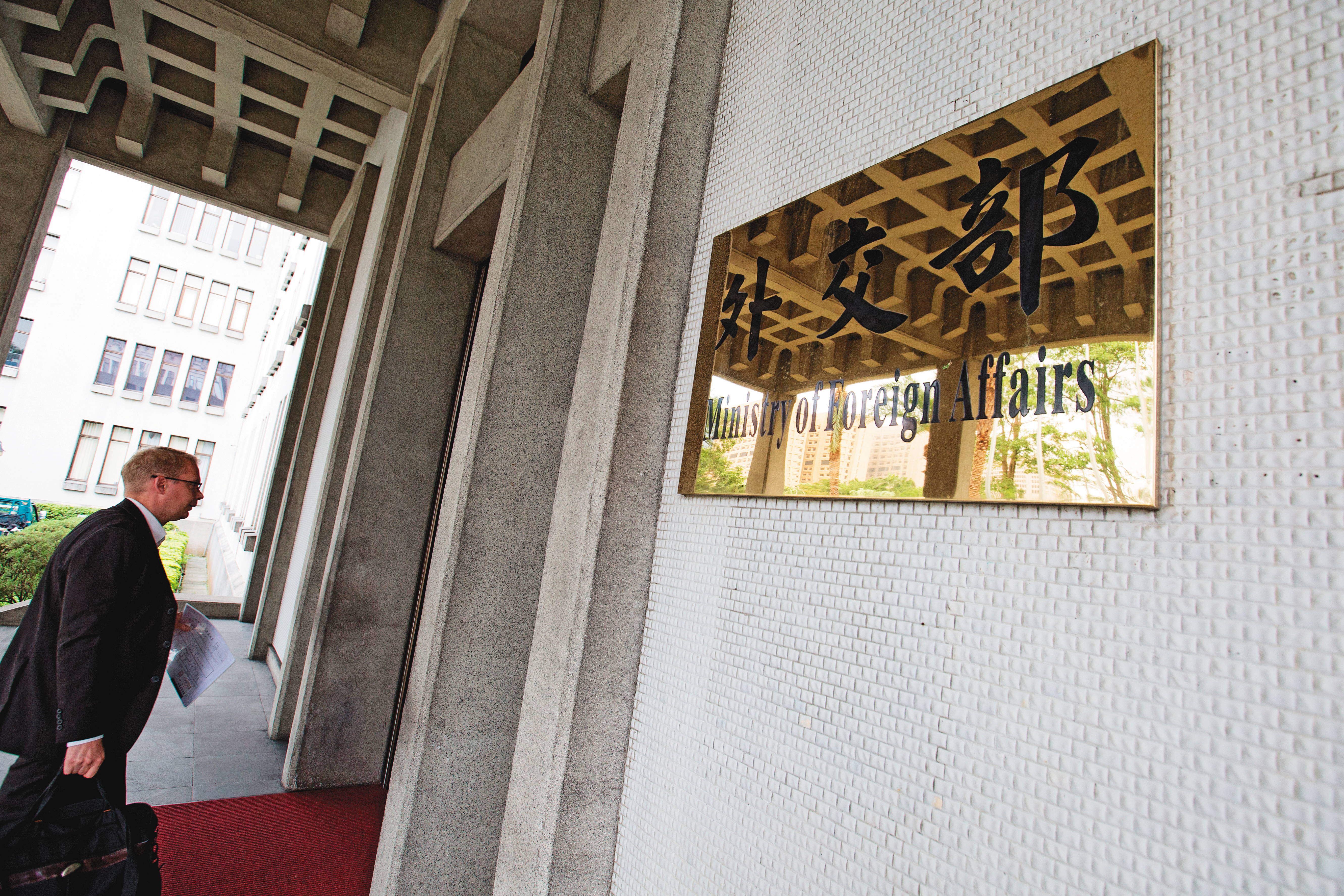 呂志堅涉嫌家暴、謊稱具豁免權的醜聞爆發後,火速被外交部調回台灣。