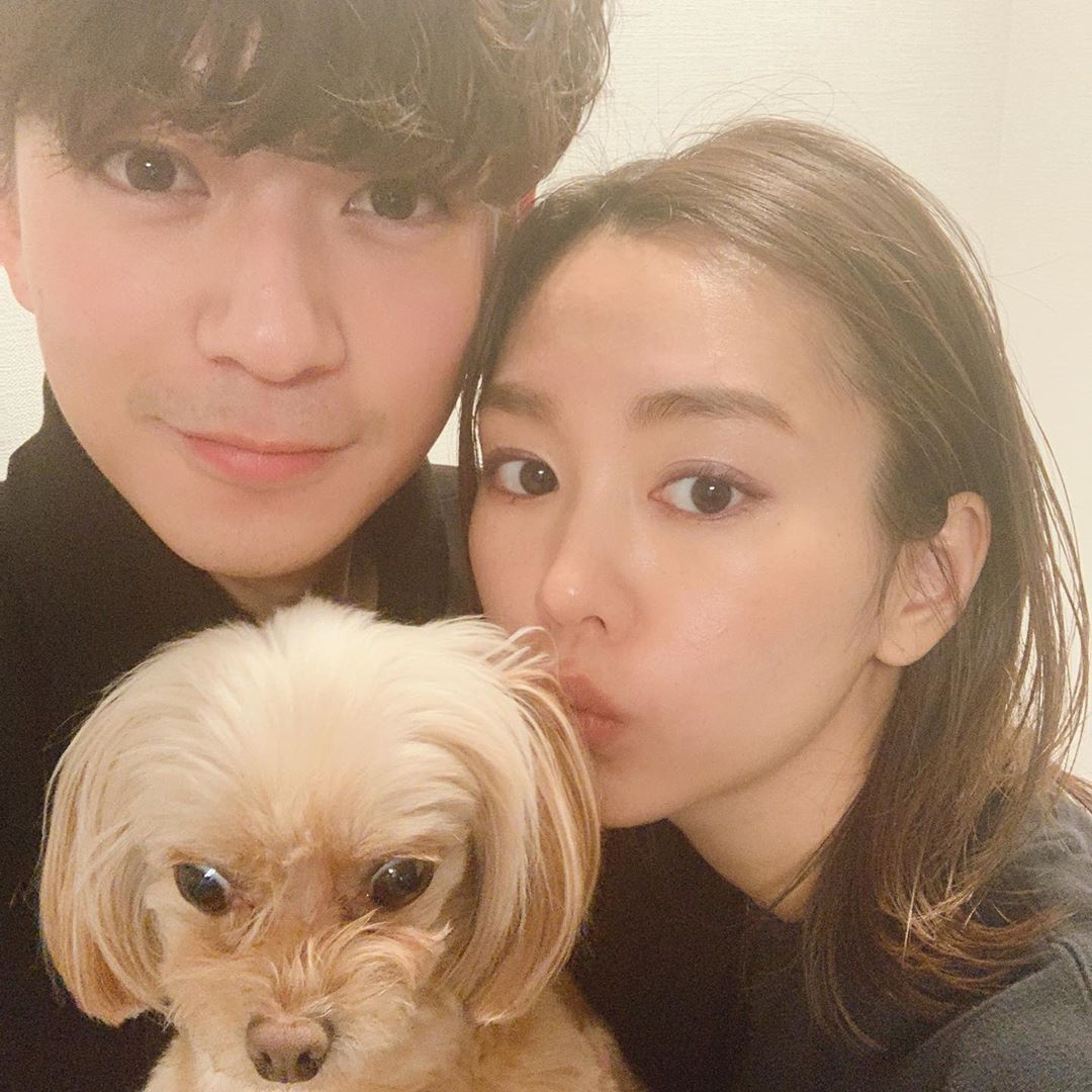 桐谷美玲在IG放上全家福，宣布自己已經懷孕。（翻攝自桐谷美玲IG）