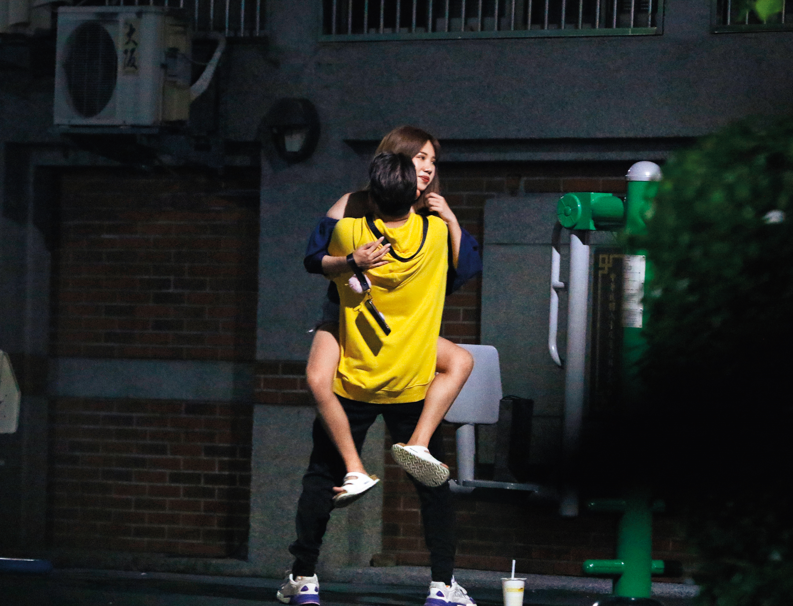 孫生跟網紅張優的公園調情畫面頗為精彩，網路反應也熱烈，堪稱去年經典直擊。