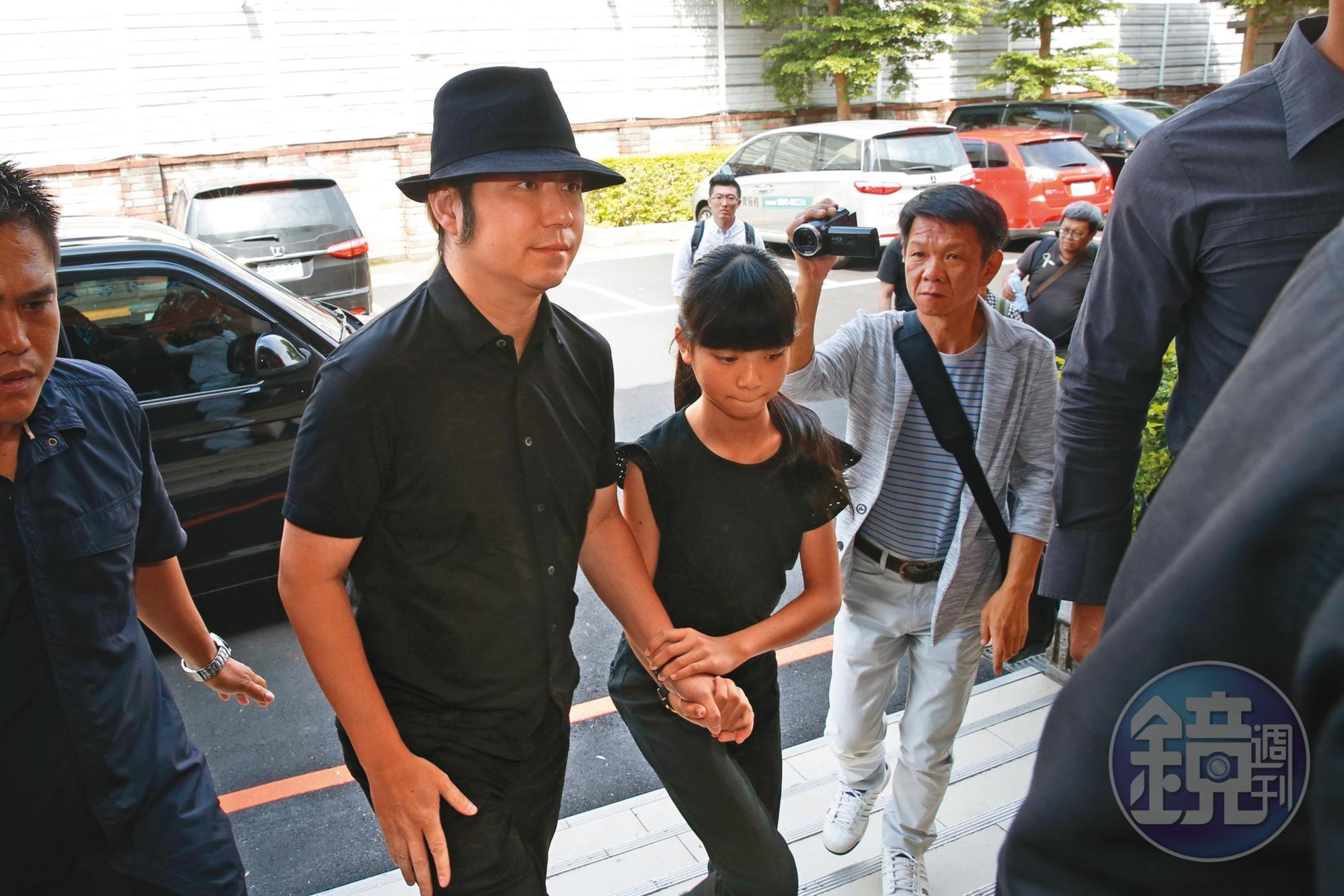 雖然喬喬(右)演技頗受肯定,但她與喬爸在藝界走來一路爭議;去年因為生母癌逝,又導致親友與喬爸隔空互咬。