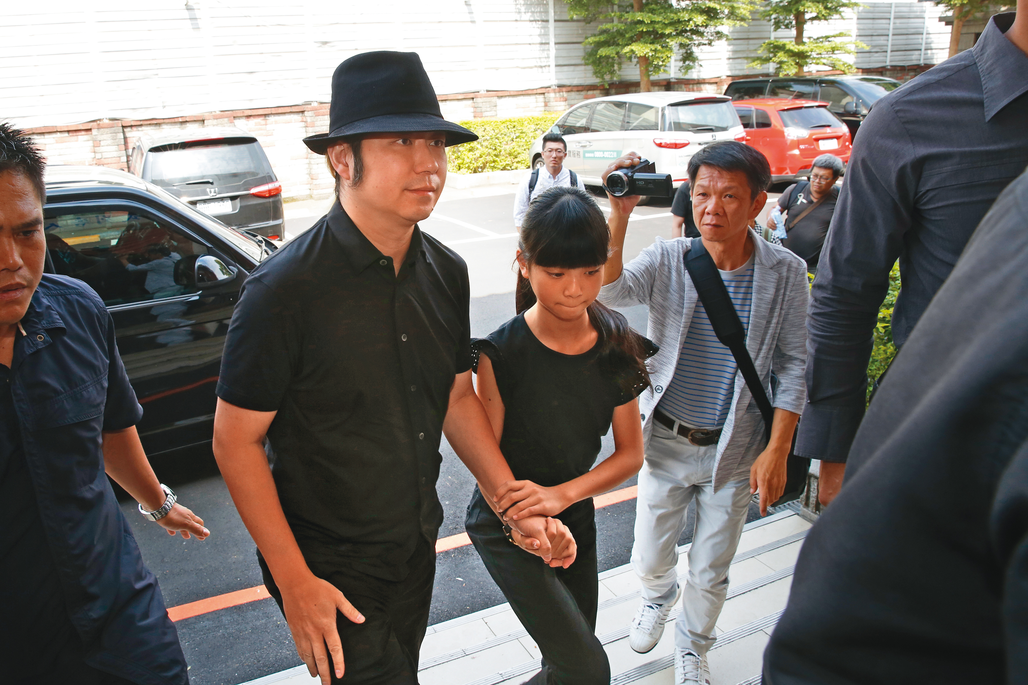 雖然喬喬(右)演技頗受肯定,但她與喬爸在藝界走來一路爭議;去年因為生母癌逝,又導致親友與喬爸隔空互咬。