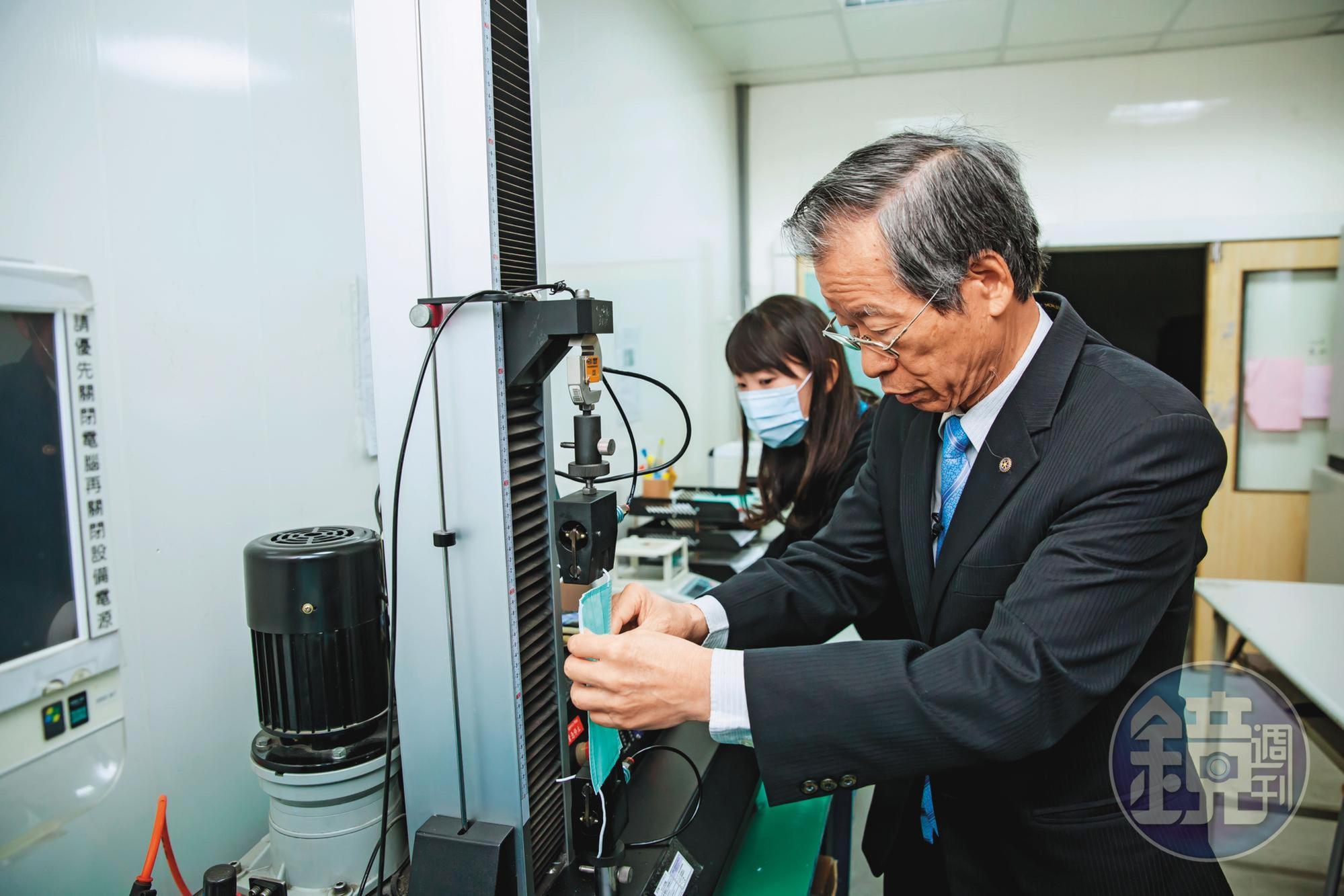 口罩出廠前要經過耳帶拉力測試，一般醫療口罩拉力需在0.7公斤以上。