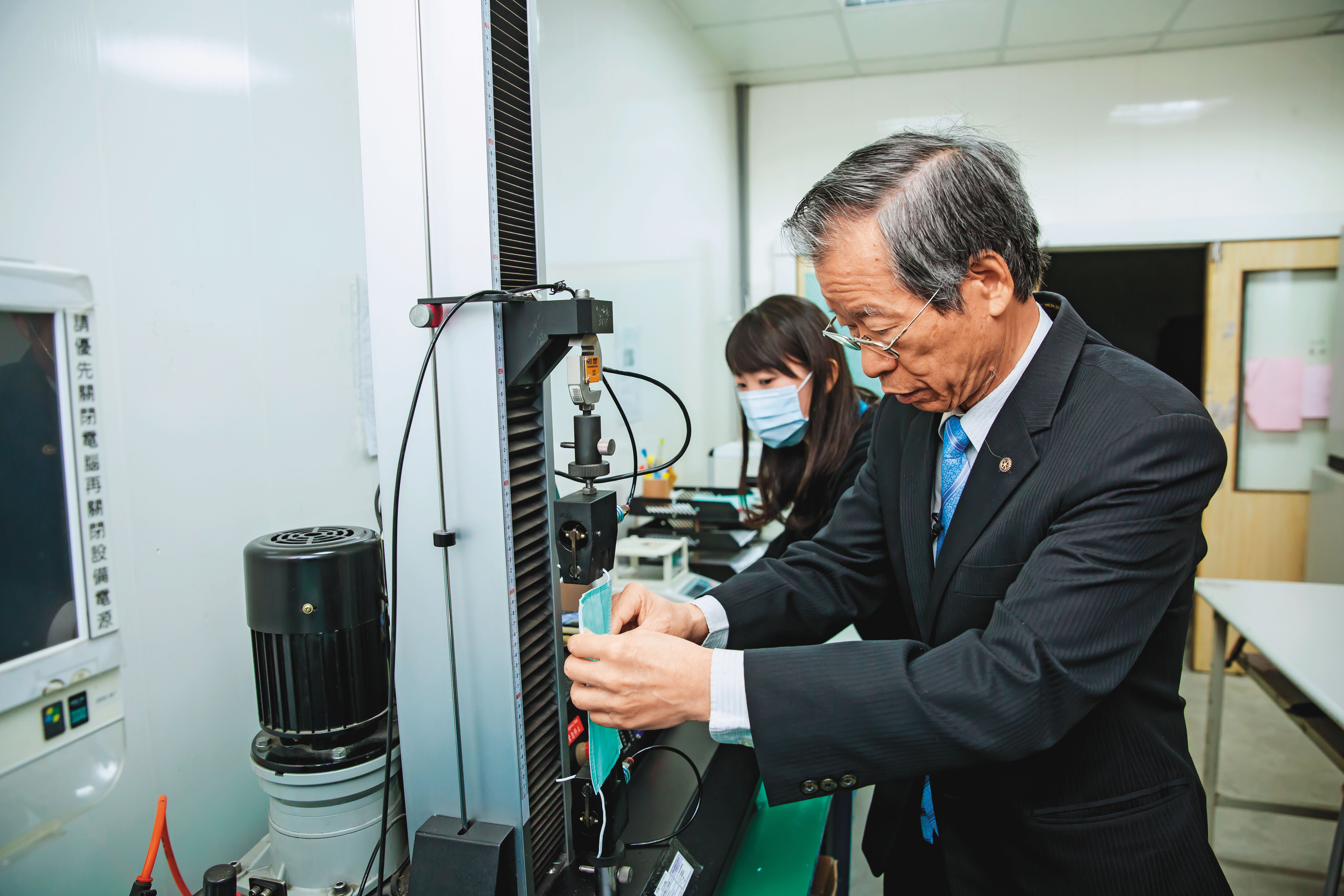 口罩出廠前要經過耳帶拉力測試，一般醫療口罩拉力需在0.7公斤以上。