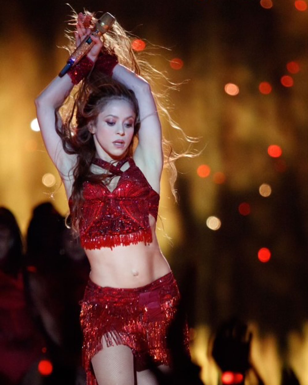夏奇拉當天剛好是她43歲生日,但身材猶如20多歲,粉絲們都自嘆不如。(Shakira IG)