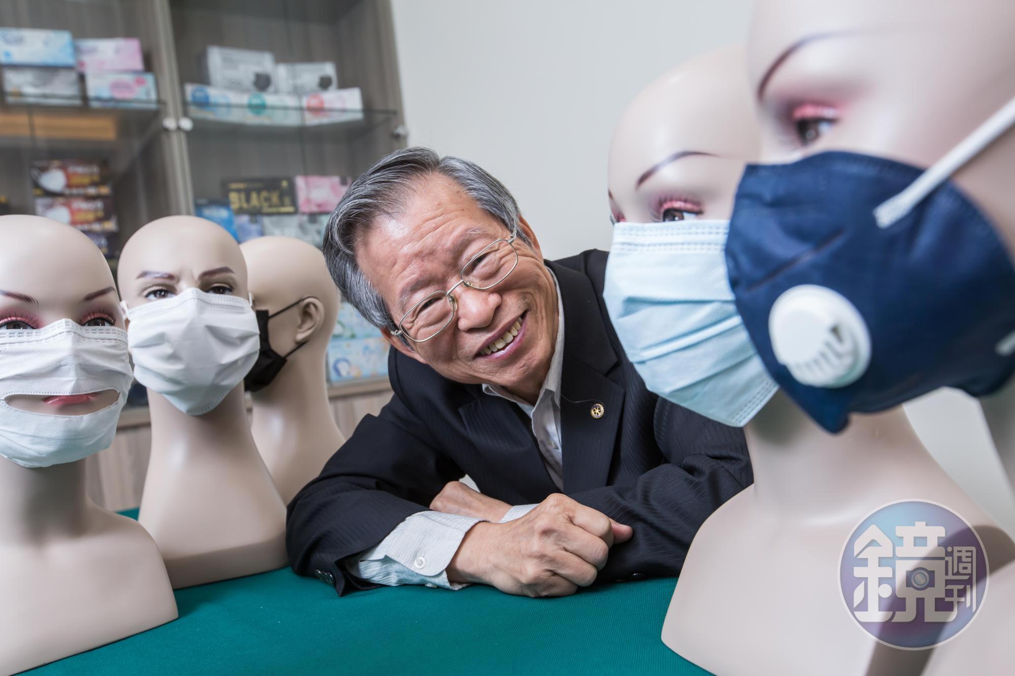 鄭永柱在SARS後投入口罩製作,因擅長研發功能型口罩,目前產量全台前三大。