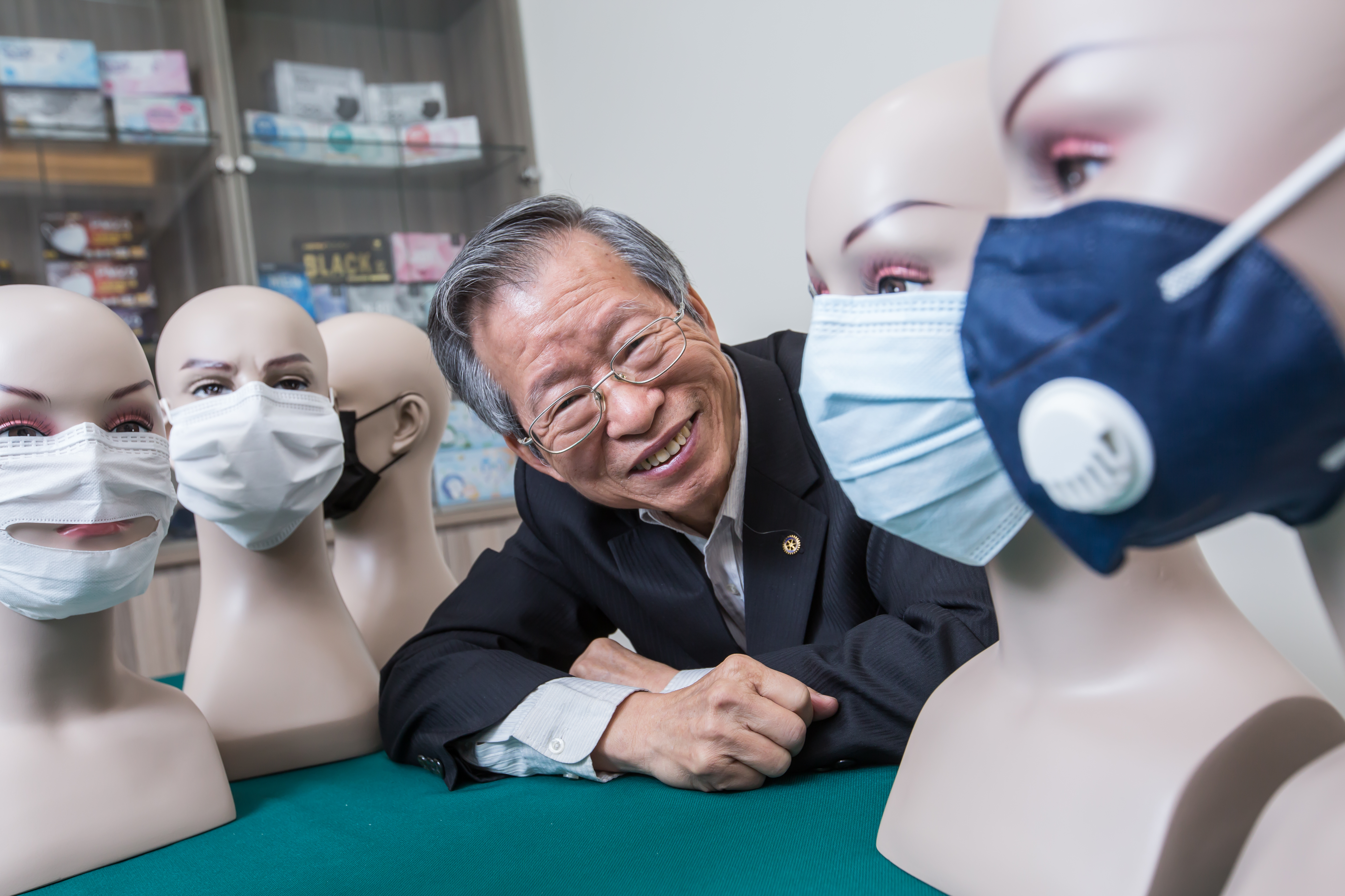 鄭永柱在SARS後投入口罩製作，因擅長研發功能型口罩，目前產量全台前三大。