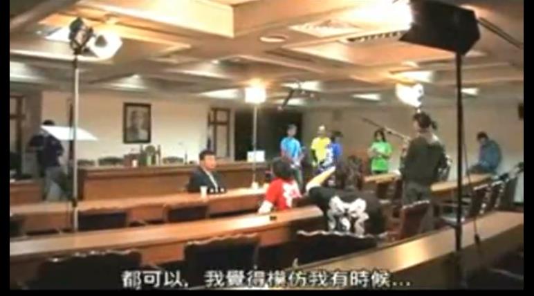 國片《情非得已之生存之道》劇組曾到立法院會議室訪問前立委邱毅。(翻攝網路)