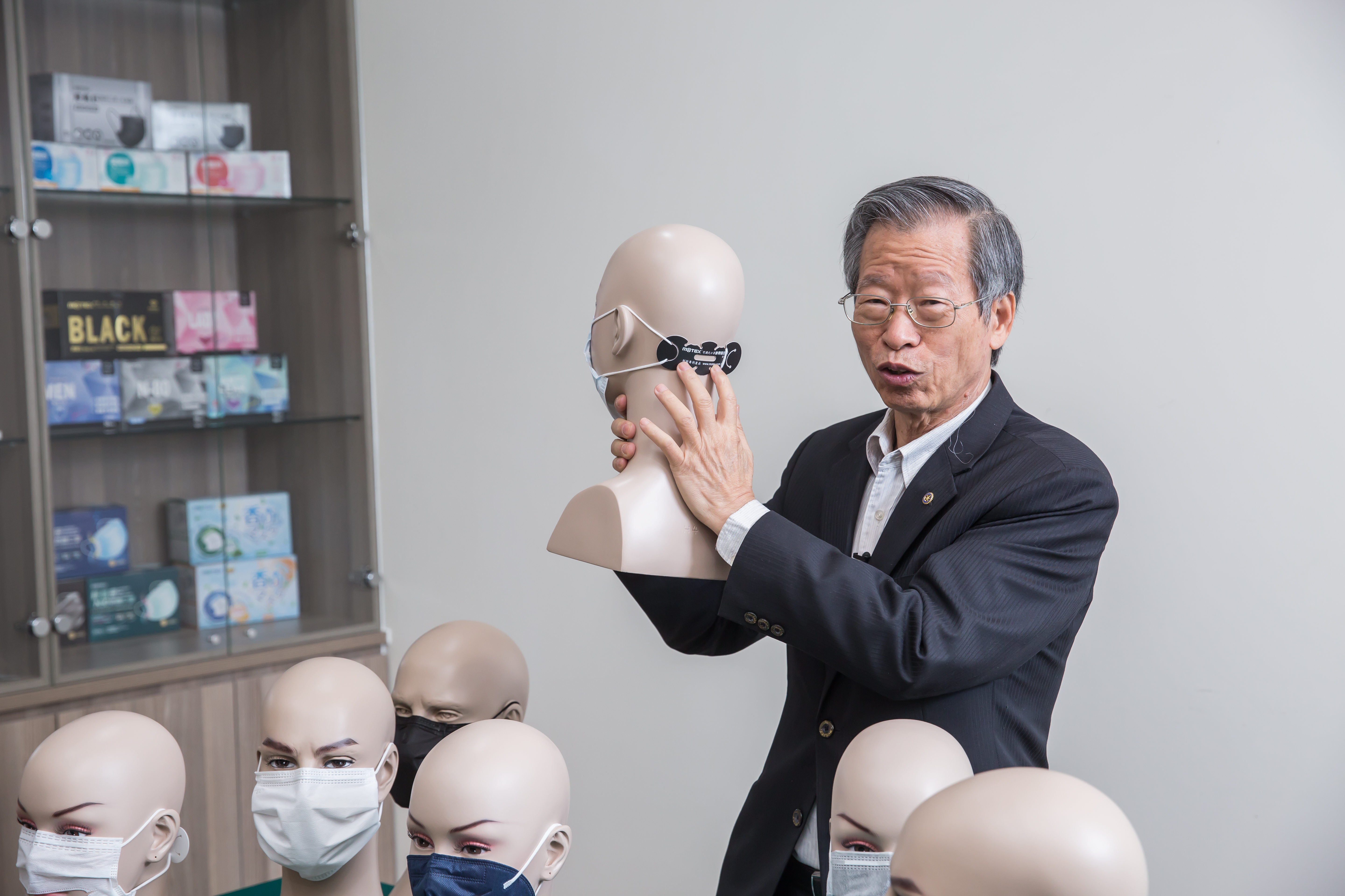 隨時動腦想點子，鄭永柱推出很多發明專利，例如口罩掛帶固定片，將耳掛改為頭掛，減輕耳朵負擔。（29元/5片）