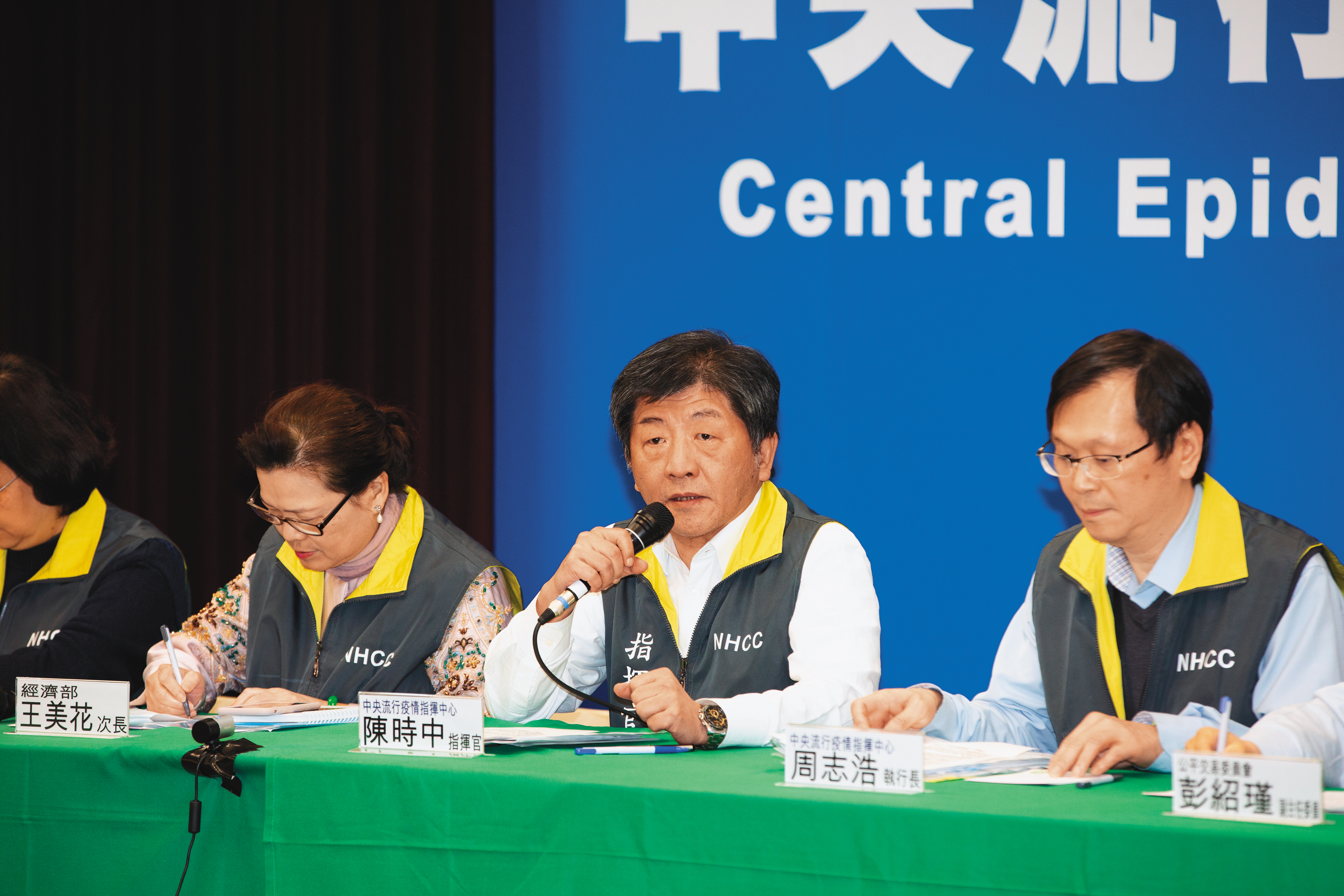 為因應武漢肺炎，中央流行疫情指揮中心從春節連假前，已將疫情等級提升至第2級，由衛生福利部長陳時中（中）擔任指揮官。