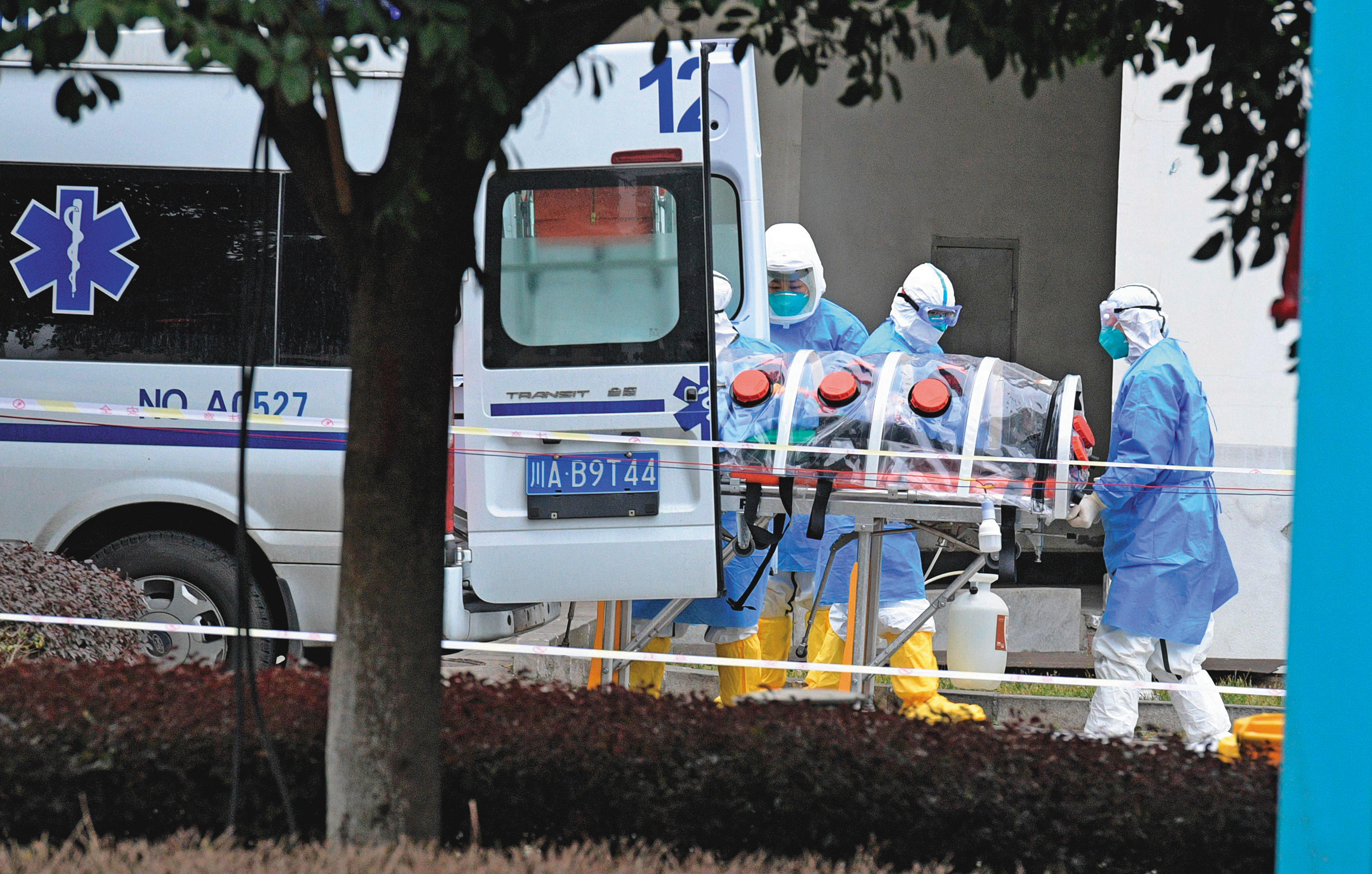 世衛組織認同武漢肺炎是「有限度人傳人」,往往是同一家戶或醫護人員照顧病人較可能被傳染,第一線基層醫療體系的防護,也成為防疫關鍵。(達志影像)