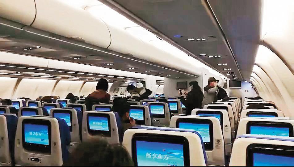 台商搭乘的撤僑專機,3日晚間從武漢機場起飛,回台後將展開14天的隔離檢疫。(台北家長會長協會提供)