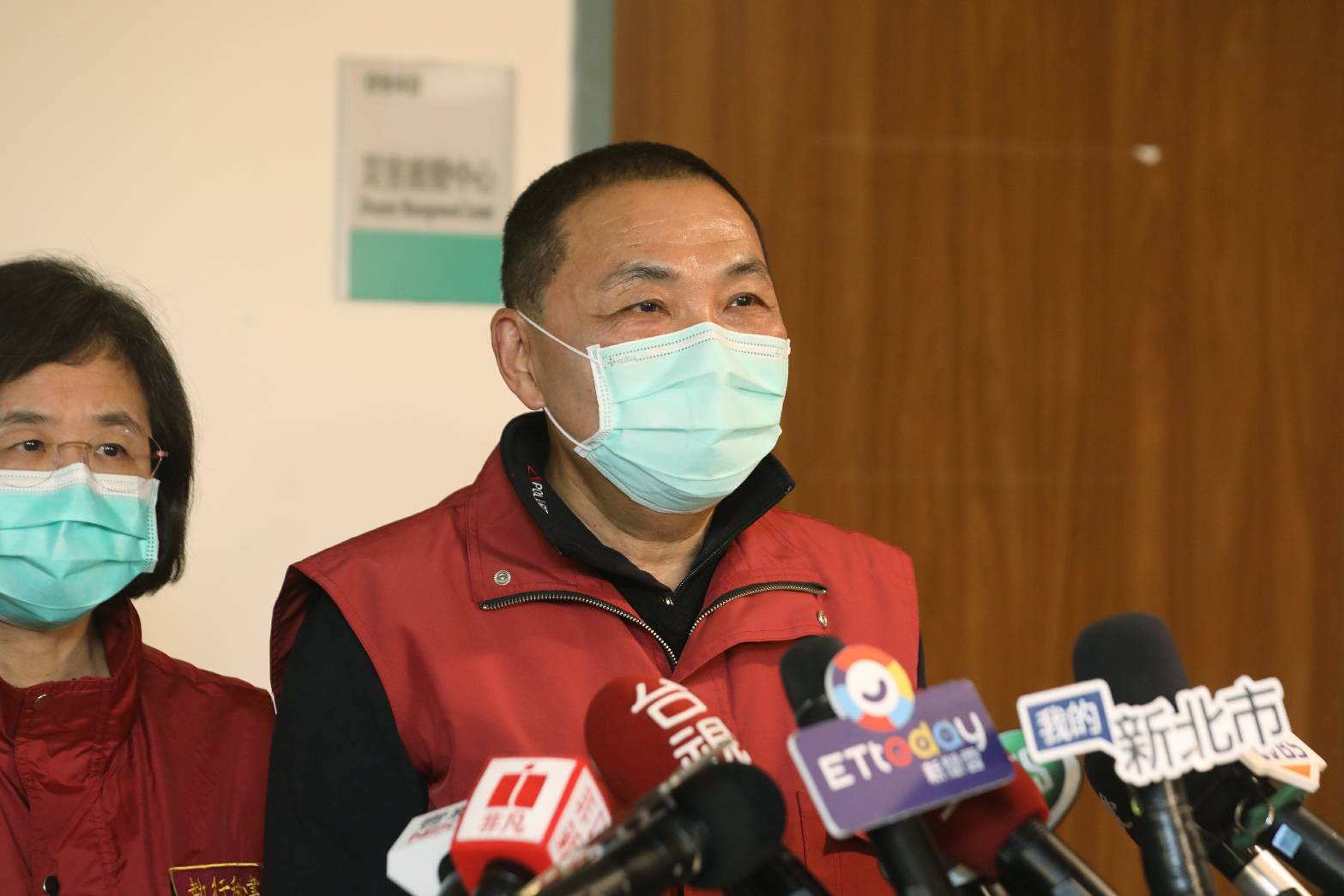 新北市長侯友宜表示，4個偏鄉的口罩販售將由當地衛生所替代。