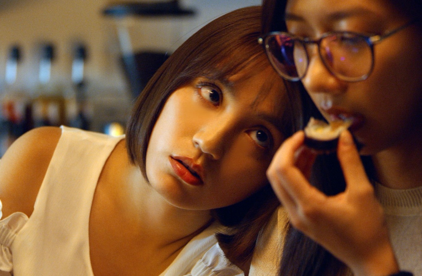 Dora（左）在網劇《來勾引我男友吧！》跟陳妤是姊妹淘。（劇組提供）