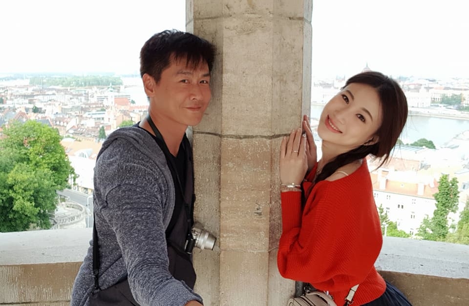 沈世朋(左)騎馬拉斷十字韌帶，事後還幫馬說話，氣炸老婆李新(右)。（翻攝自沈世朋臉書）