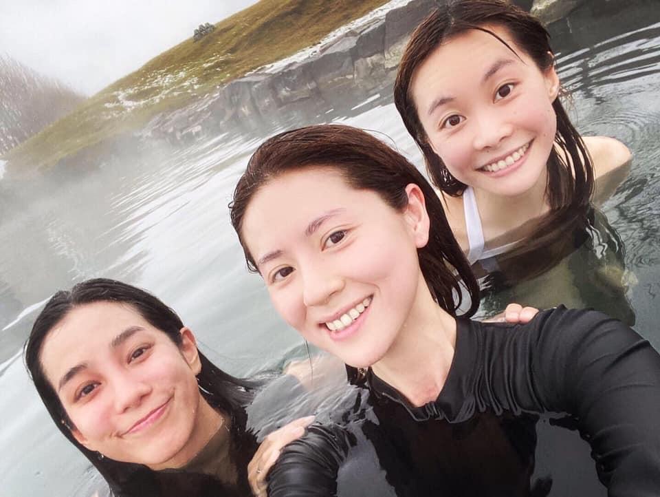 温貞菱（左起）、林予晞、鄭宜農在冰島體驗戶外泡溫泉。（圖／翻攝自鄭宜農臉書）