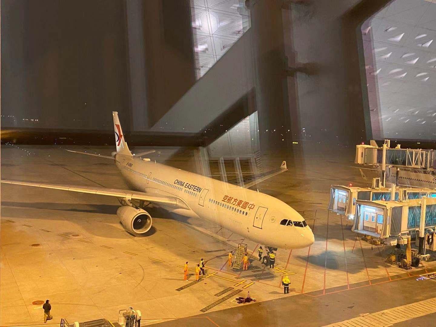 首批滯留武漢的台商於昨日午夜抵達台灣。（台北家長會長協會提供）