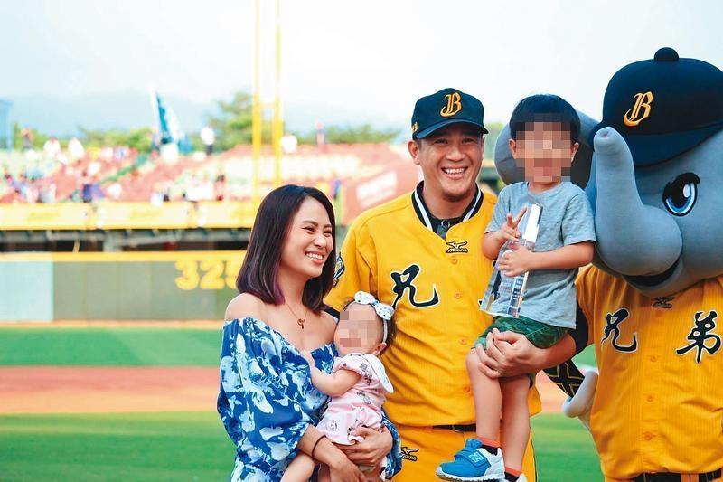 蔣智賢(中)和老婆米娜(左)結婚8年,老婆相當力挺老公的職業表現,遇到流言滿天飛時也會站出來駁斥(左圖)。(翻攝自兄弟Fans Club臉書)