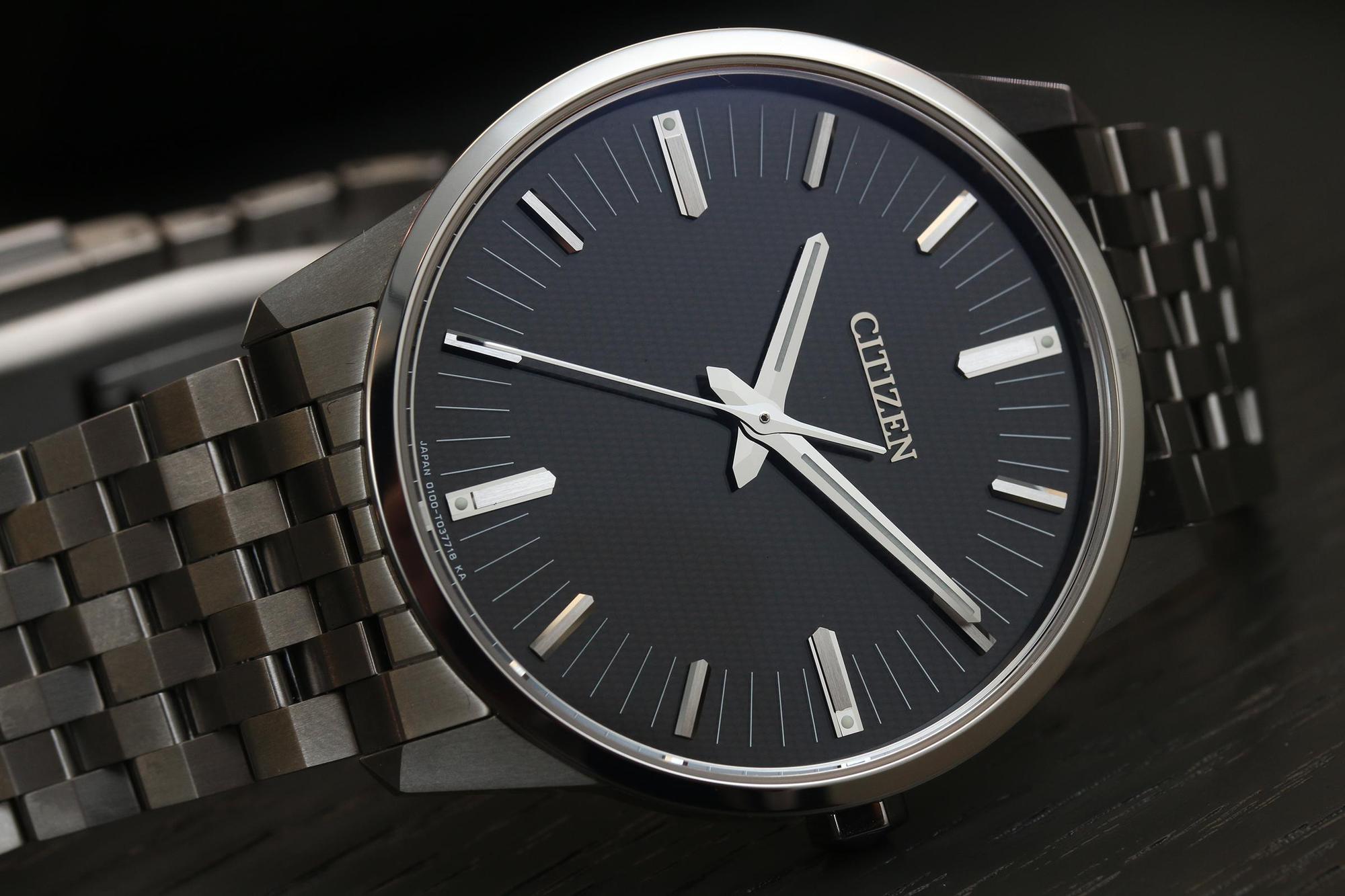 鈦金屬錶殼鏈帶款AQ6021-51E，全球限量500只，定價NT$198,000。