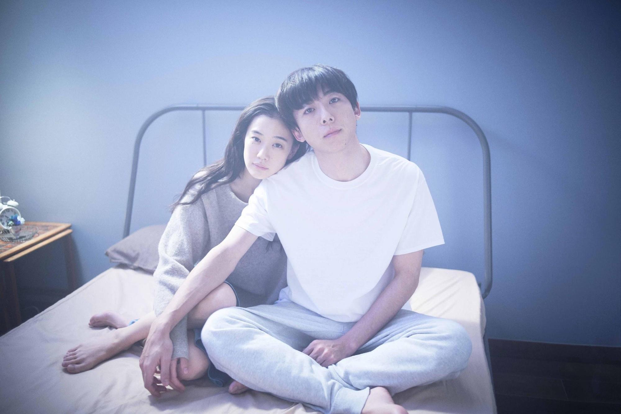 蒼井優(左)與高橋一生(右)在新片《愛情人形》飾演夫妻,但兩人相識的契機竟來自一場謊言。(天馬行空提供)
