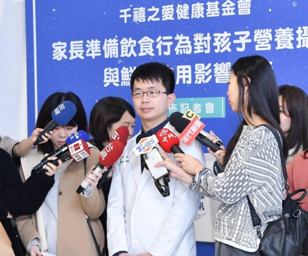 知名小兒科醫師陳木榮在臉書為護理人員抱屈。(翻攝柚子醫師的育兒診療室 -Dr.陳木榮醫師臉書)