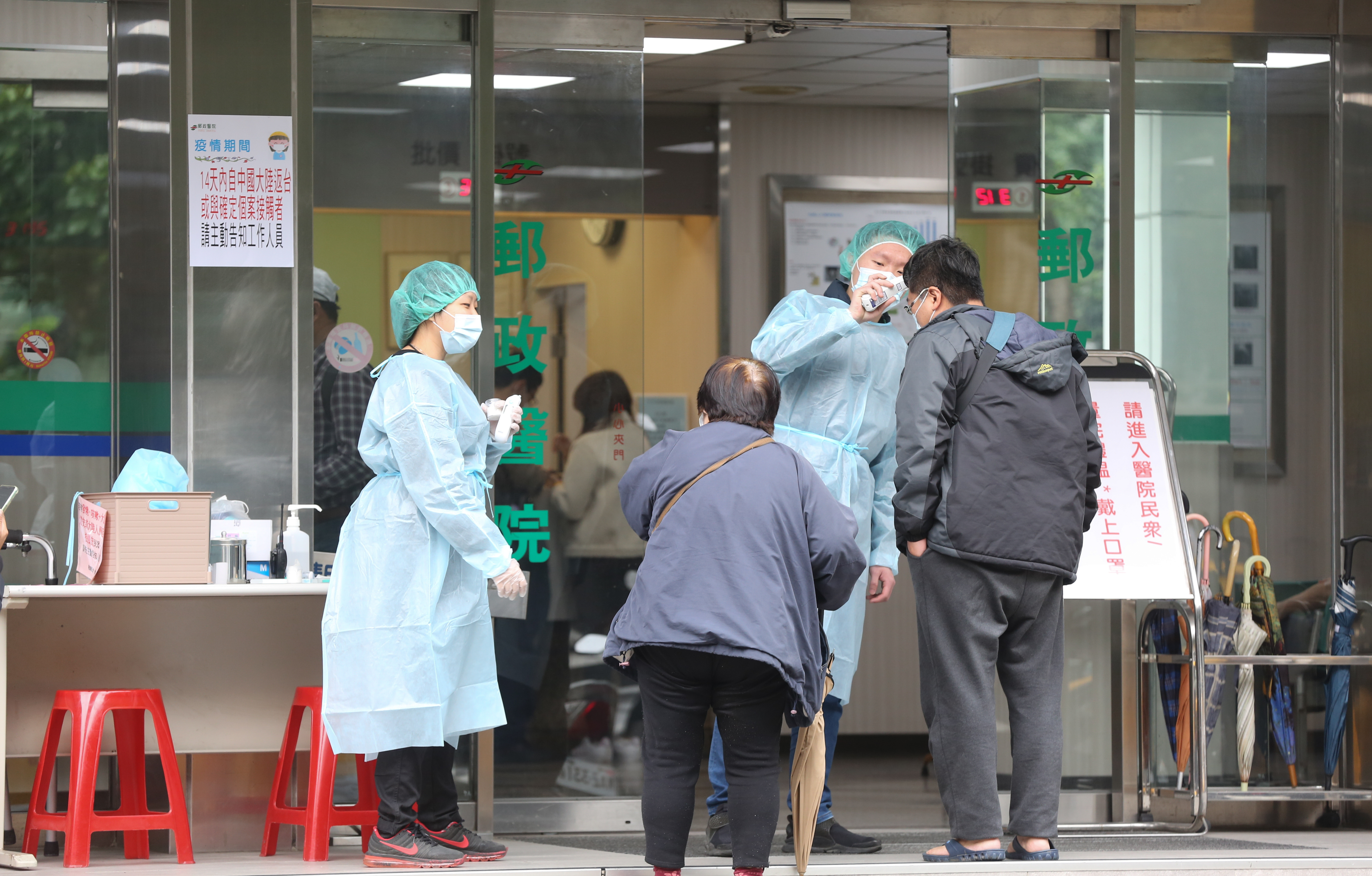 武漢肺炎已列法定傳染病，保險業者啟動從新從寬理賠認定。