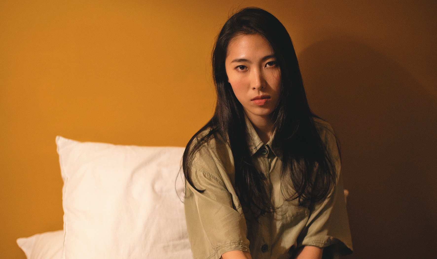 出道就成名， 讓王若琳進行了反叛的辯證， 但回想起來， 那反而是最難承受、 卻又必須經歷的過程。