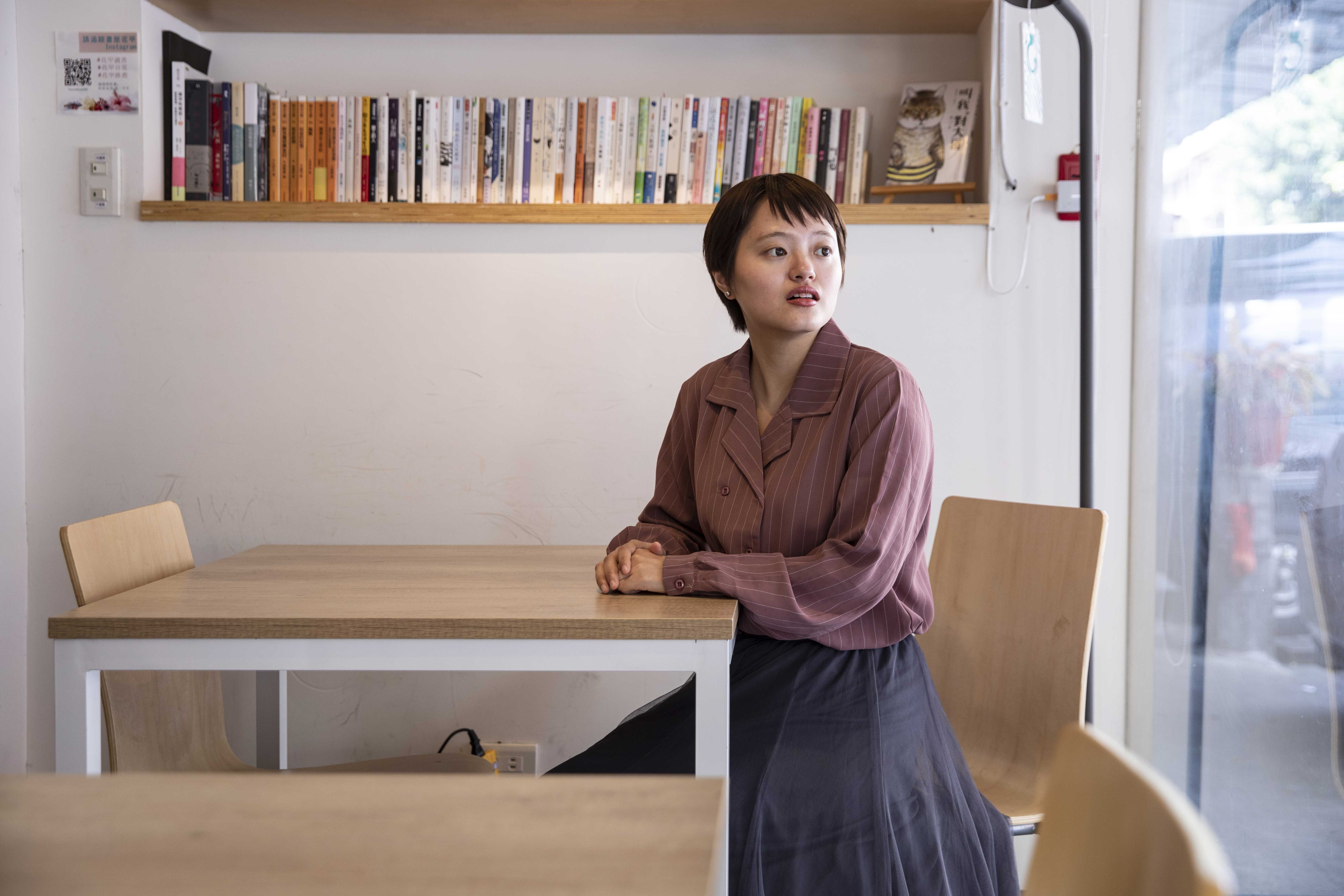 方億玲在弟弟開的店留影。她說，生病吃藥時，都會到店裡坐著，看著窗外卻沒有反應。那一刻，她才意識到，也許媽媽多年來都是這樣。