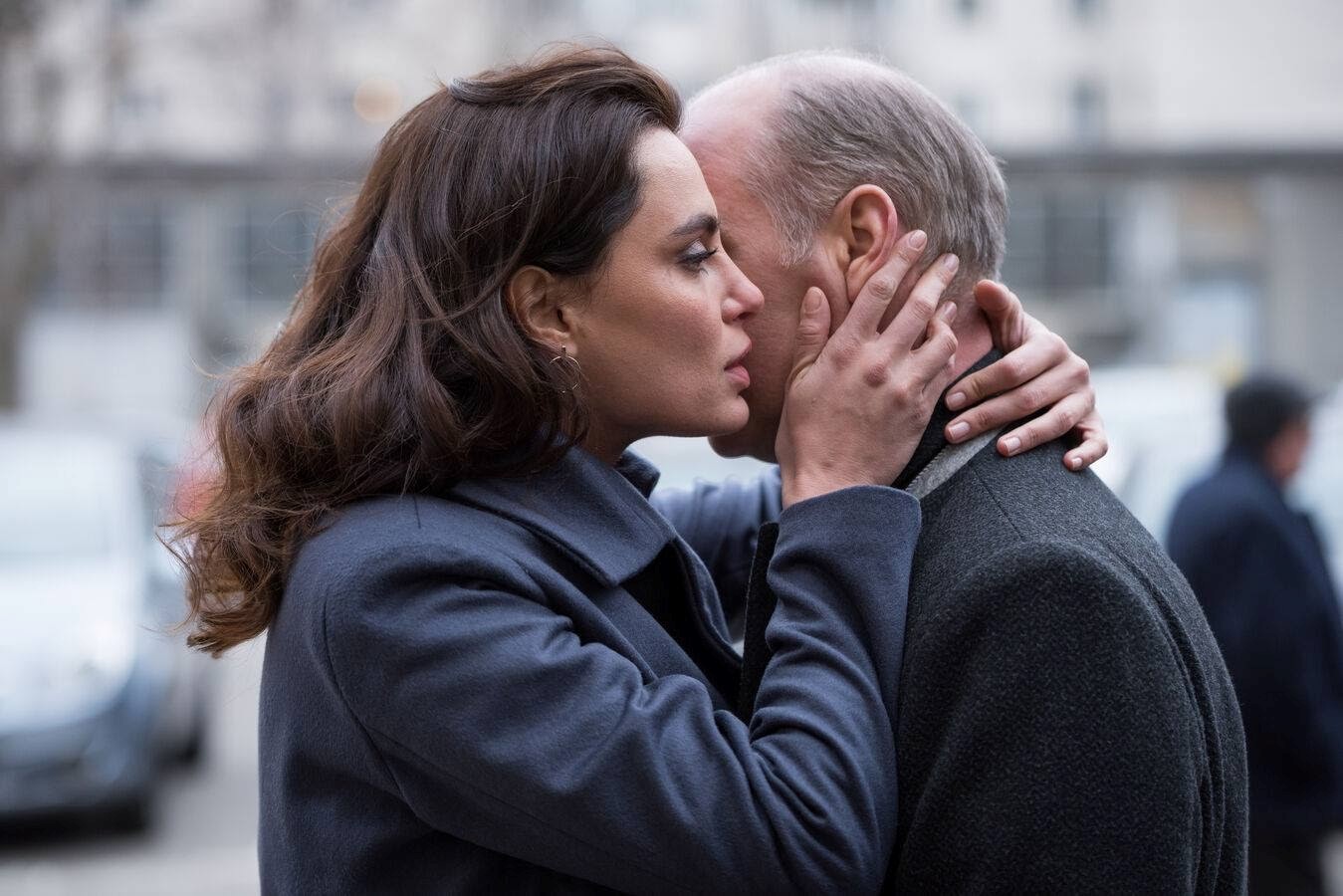 超模卡特琳娜馬龍（左）跨足影視圈，在新片《吹哨奇案》飾演遊走於黑白兩道之間的蛇蠍美人。（光年映畫提供）