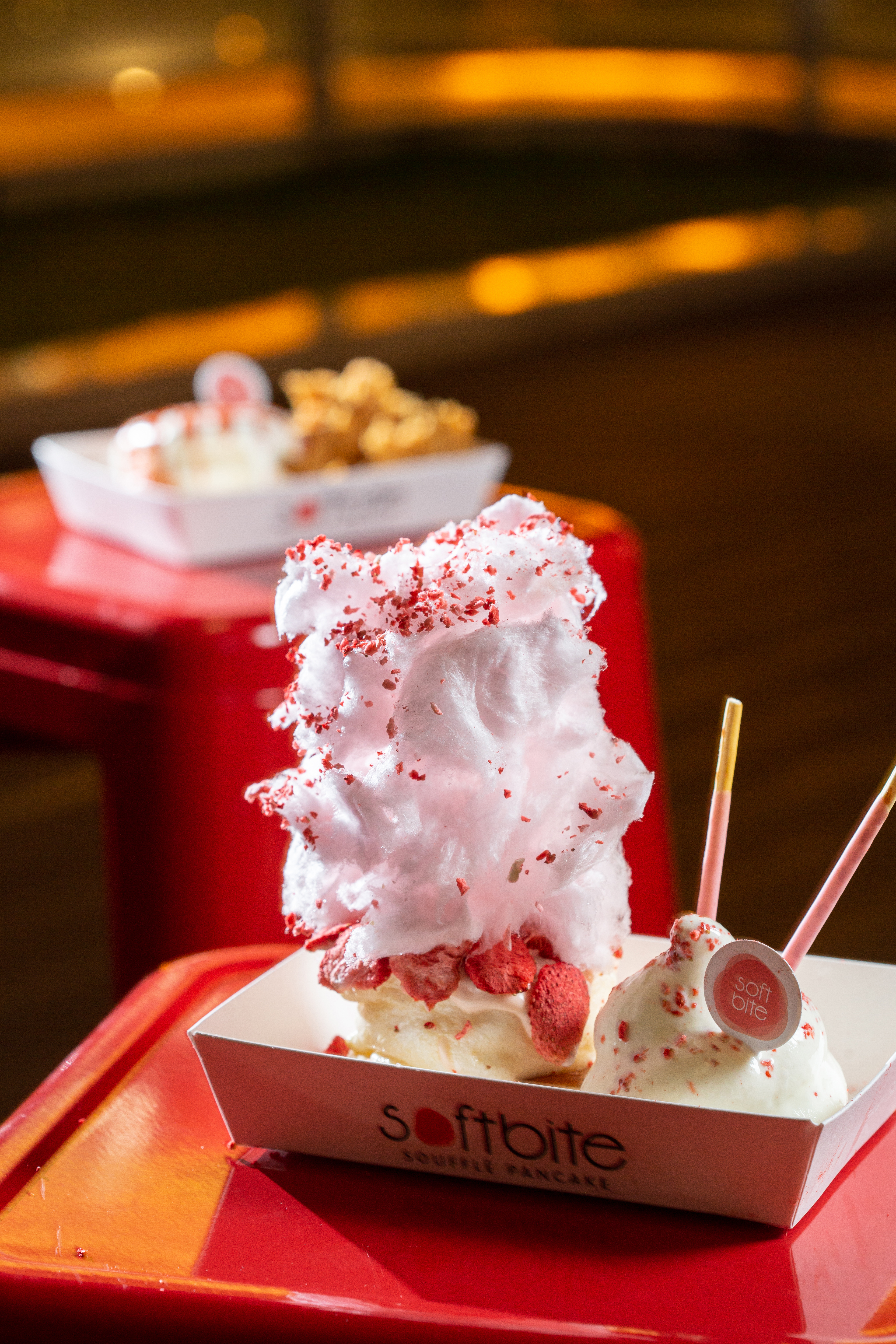 「粉紅雲朵」是舒芙蕾與跳跳糖、棉花糖、果乾的組合。（190元／份）