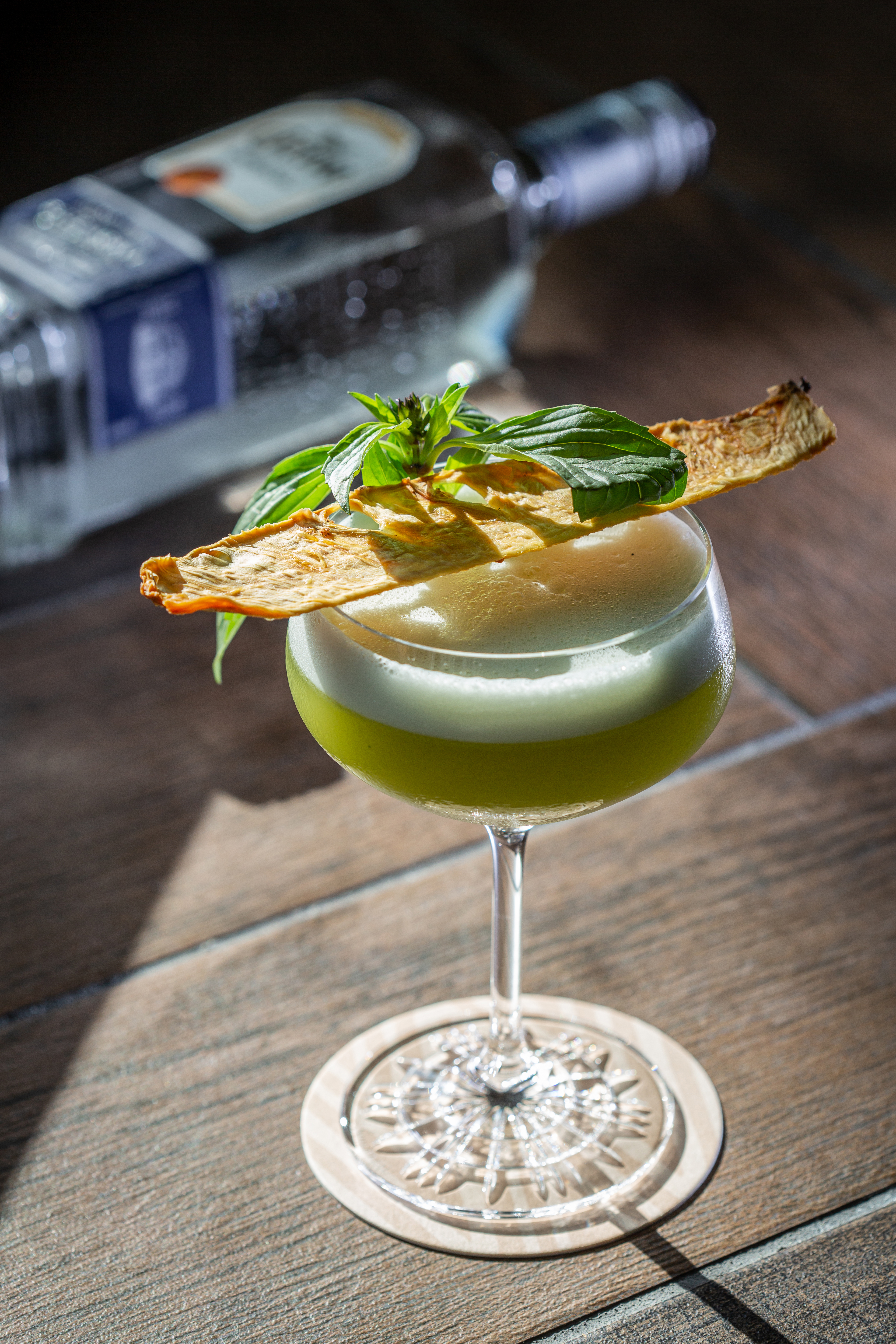以鳳梨乾裝飾的「Pineapple verde」，洋溢熱帶風情，酸甜開胃。（400元／杯）